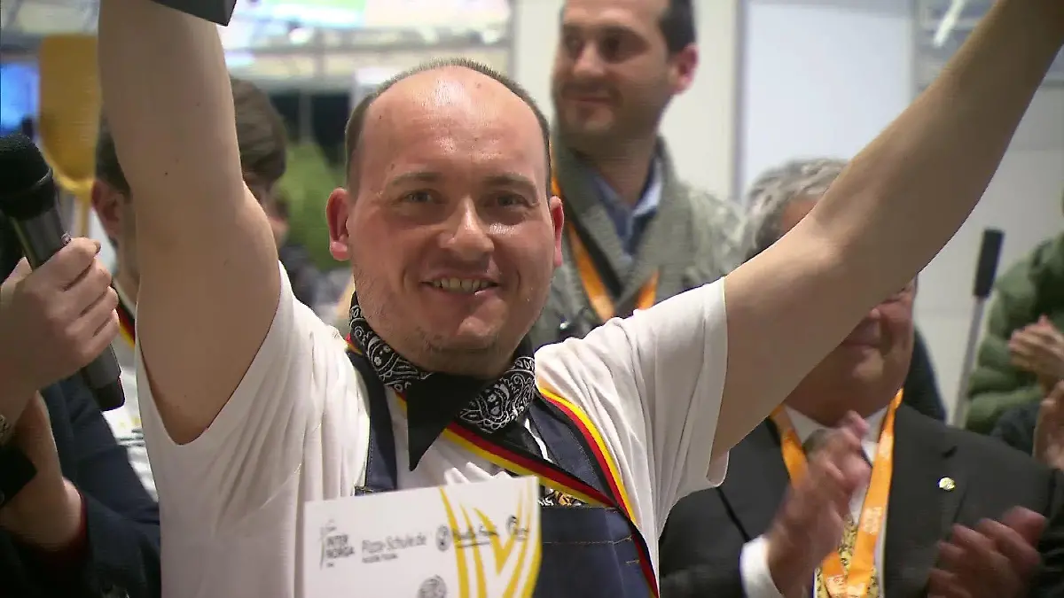 So sehen Sieger aus. Platz 1 Maurizio de Giacomo. Er ist bester deutscher Pizzabäcker.