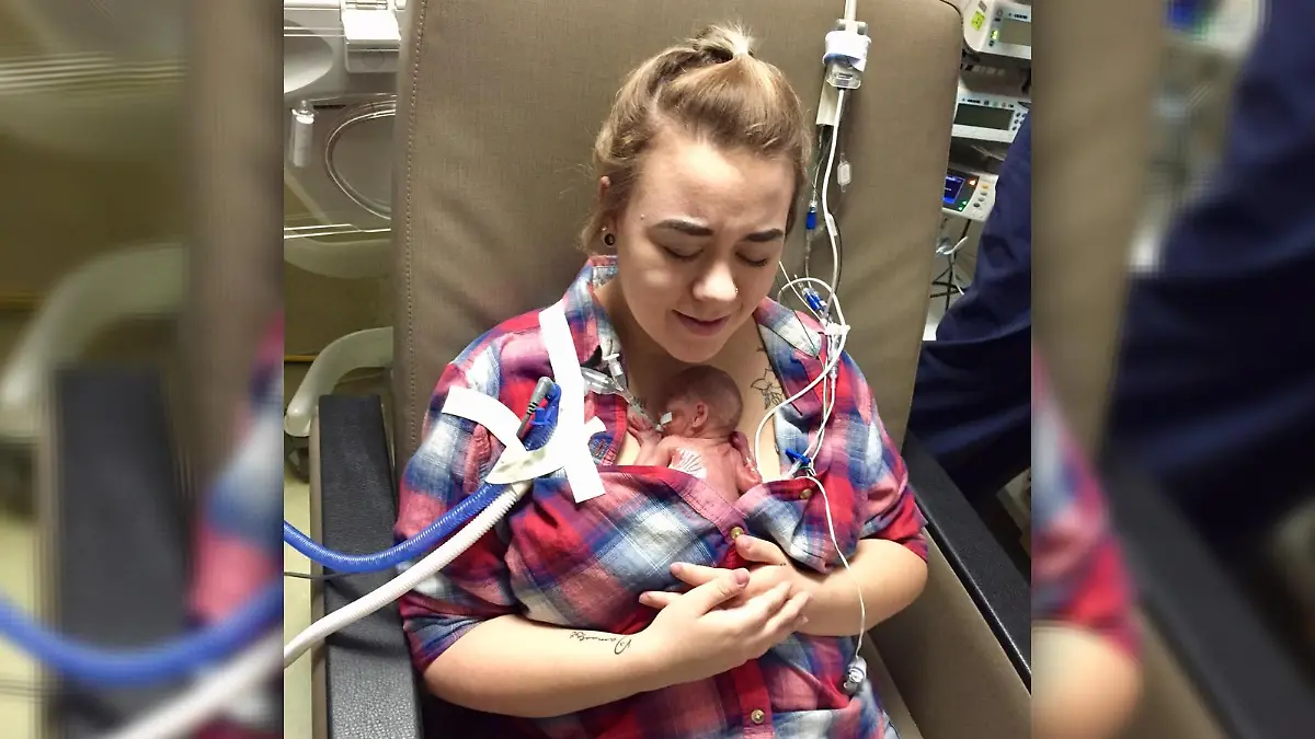 Tori Keller aus Alabama blieb für ihr Mädchen stark und trug alle vier Babys aus.