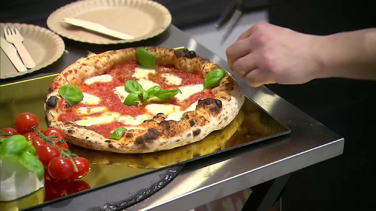 Mit seiner Variante der Napoletana moderna, der einfachen Tomaten-Mozzarella-Pizza, hat er die Jury überzeugt.