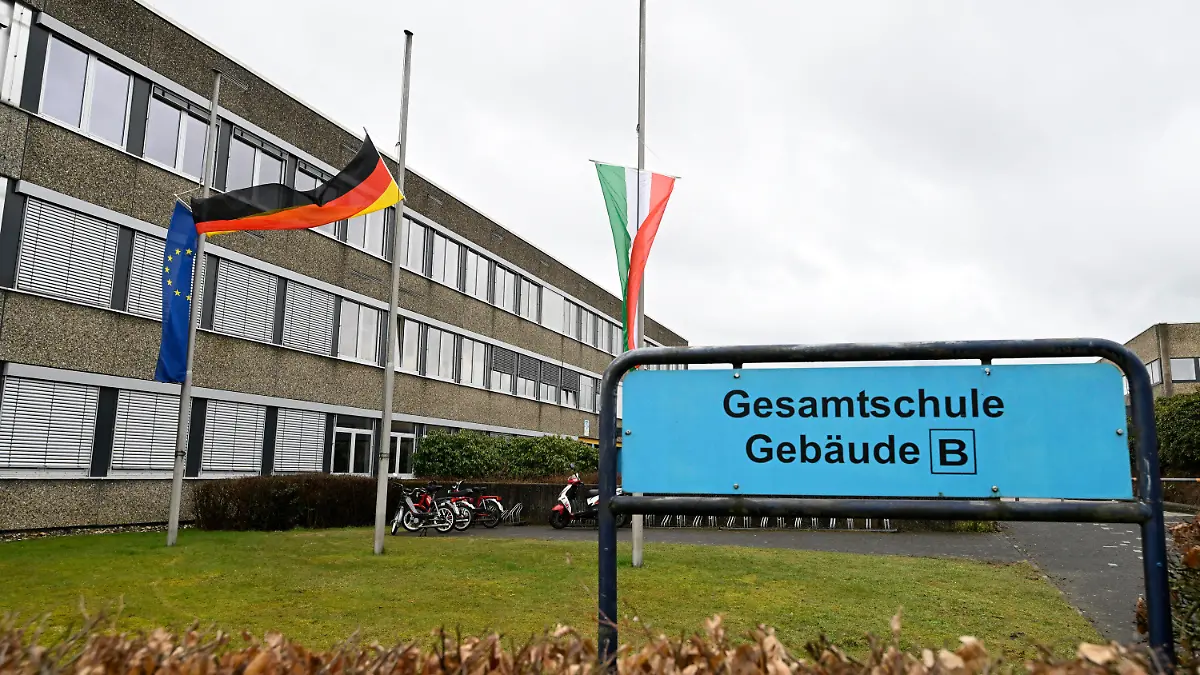 13.03.2023, Nordrhein-Westfalen, Freudenberg: Blick auf das Schulzentrum des ermordeten Mädchens. Die Schule hat geöffnet, die Fahnen sind auf Halbmast geflaggt und die Schüler werden von Therapeuten begleitet. In einem Waldstück wurde gestern die Leiche eines 12-jährigen Mädchens gefunden. Das Mädchen wurde am Samstag vermisst und die Polizei startete eine groß angelegte Suchaktion, bei der die Leiche am Sonntag entdeckt wurde. Foto: Roberto Pfeil/dpa +++ dpa-Bildfunk +++
