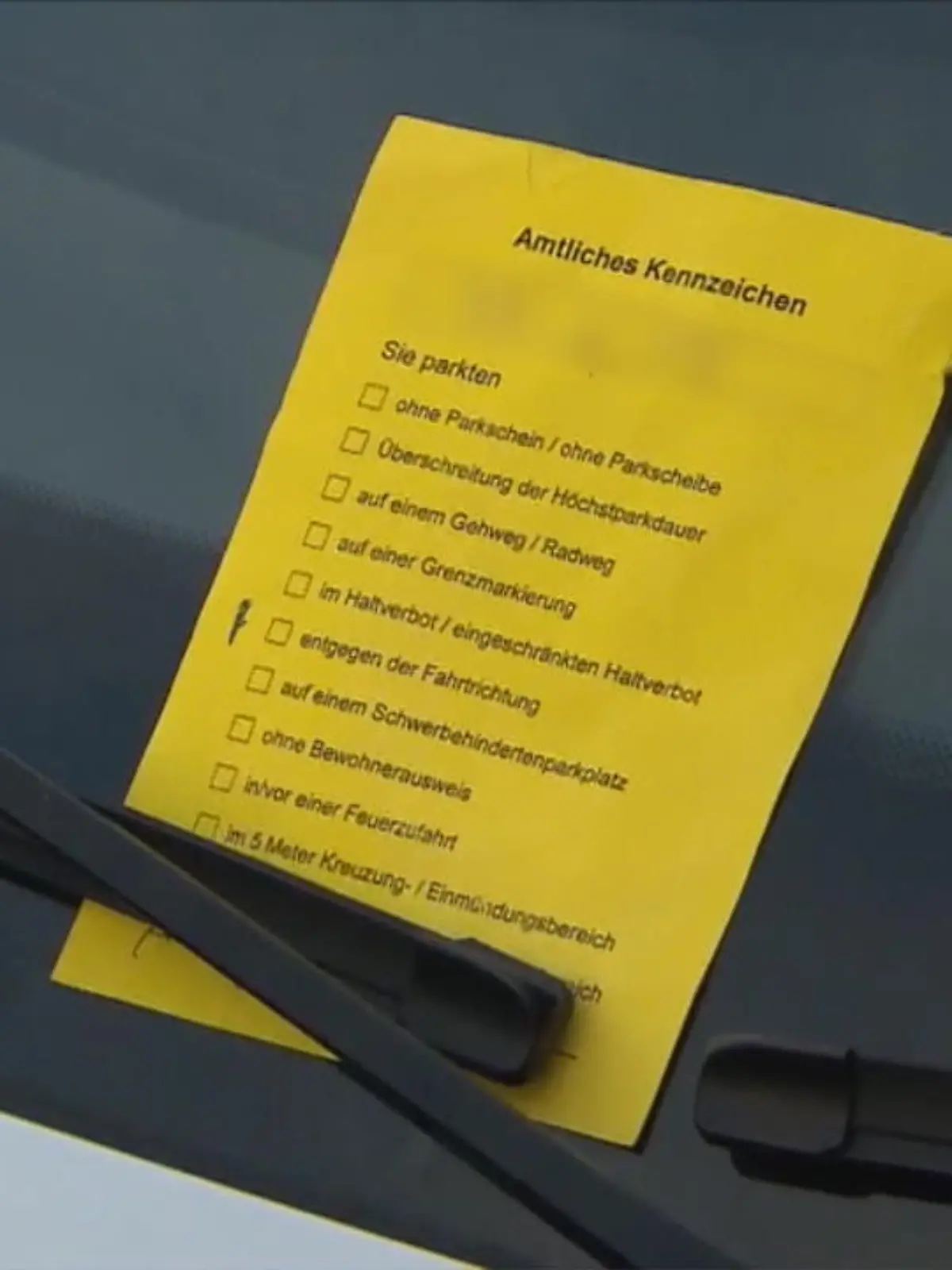 Jahrzehntelang gelten die Straßen der Stadt Sindelfingen in Baden-Württemberg als Parkplätze für die Anwohner. Doch dann ist auf einmal Schluss damit: Das Ordnungsamt verteilt Knöllchen an alle abgestellten Autos, die Engpässe verursachen. 14.000 Strafzettel sind dadurch in den vergangenen Monaten zusammengekommen. Und die Sindelfinger? Die sind natürlich empört. Wie die Stadt das Vorgehen rechtfertigt, zeigen wir im Video.
