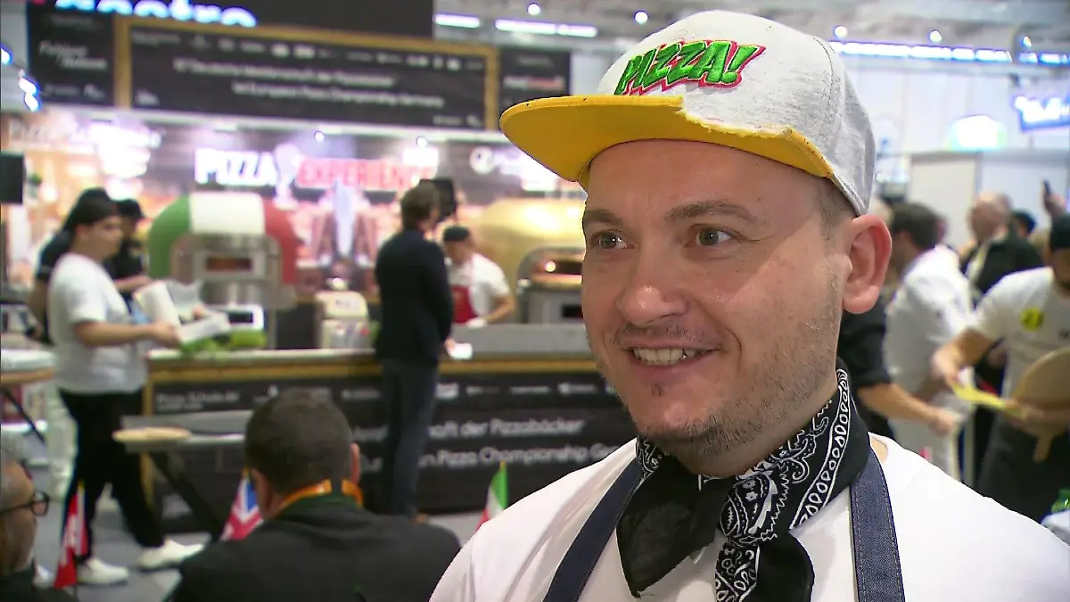 Er strahlt über beide Ohren. Maurizio de Giacomo mit seiner Glücksmütze, die ihm auch zum Sieg verholfen hat.