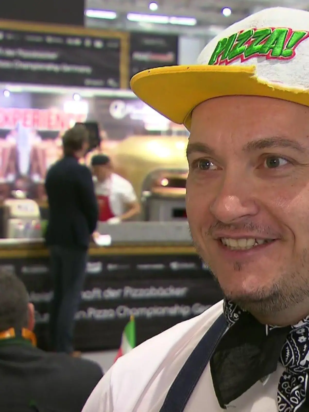Er strahlt über beide Ohren. Maurizio de Giacomo mit seiner Glücksmütze, die ihm auch zum Sieg verholfen hat.