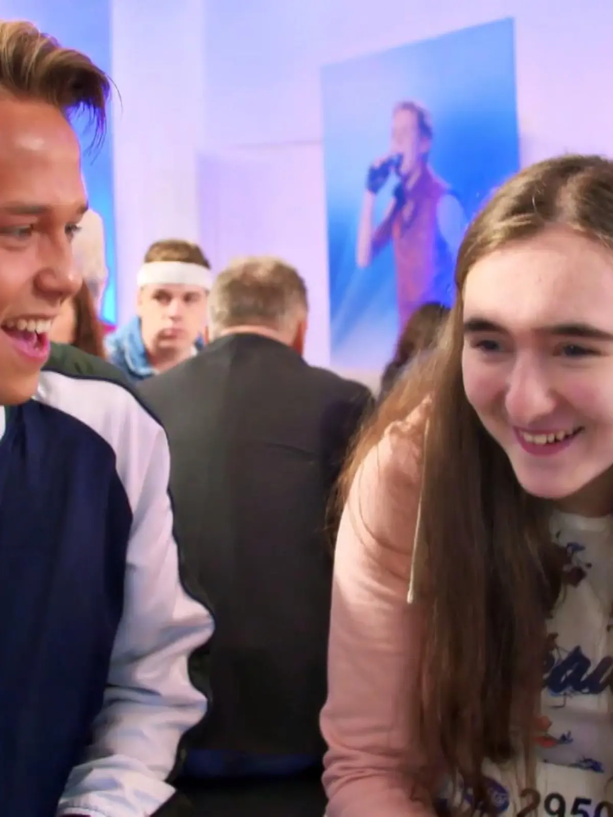 Bild zu: "Jonas Weisser überrascht Mega-Fan Ann-Sophie"