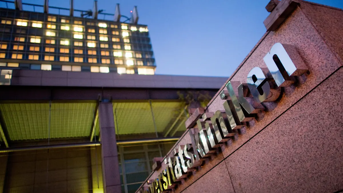 ARCHIV - Blick auf die Universitätskliniken der Stadt Köln am Samstag (19.11.2011). Ein Patient der Uniklinik Köln ist an dem tropischen Lassa-Fieber gestorben. Das bestätigte die Klinik der Deutschen Presse-Agentur am Mittwochabend. Nach Angaben des Krankenhauses war der Patient mit der Diagnose Malaria direkt aus Afrika nach Köln überwiesen worden. Wenige Stunden später sei er gestorben, sagte Sprecher Mügge.  Foto: Rolf Vennenbernd dpa/lnw +++(c) dpa - Bildfunk+++