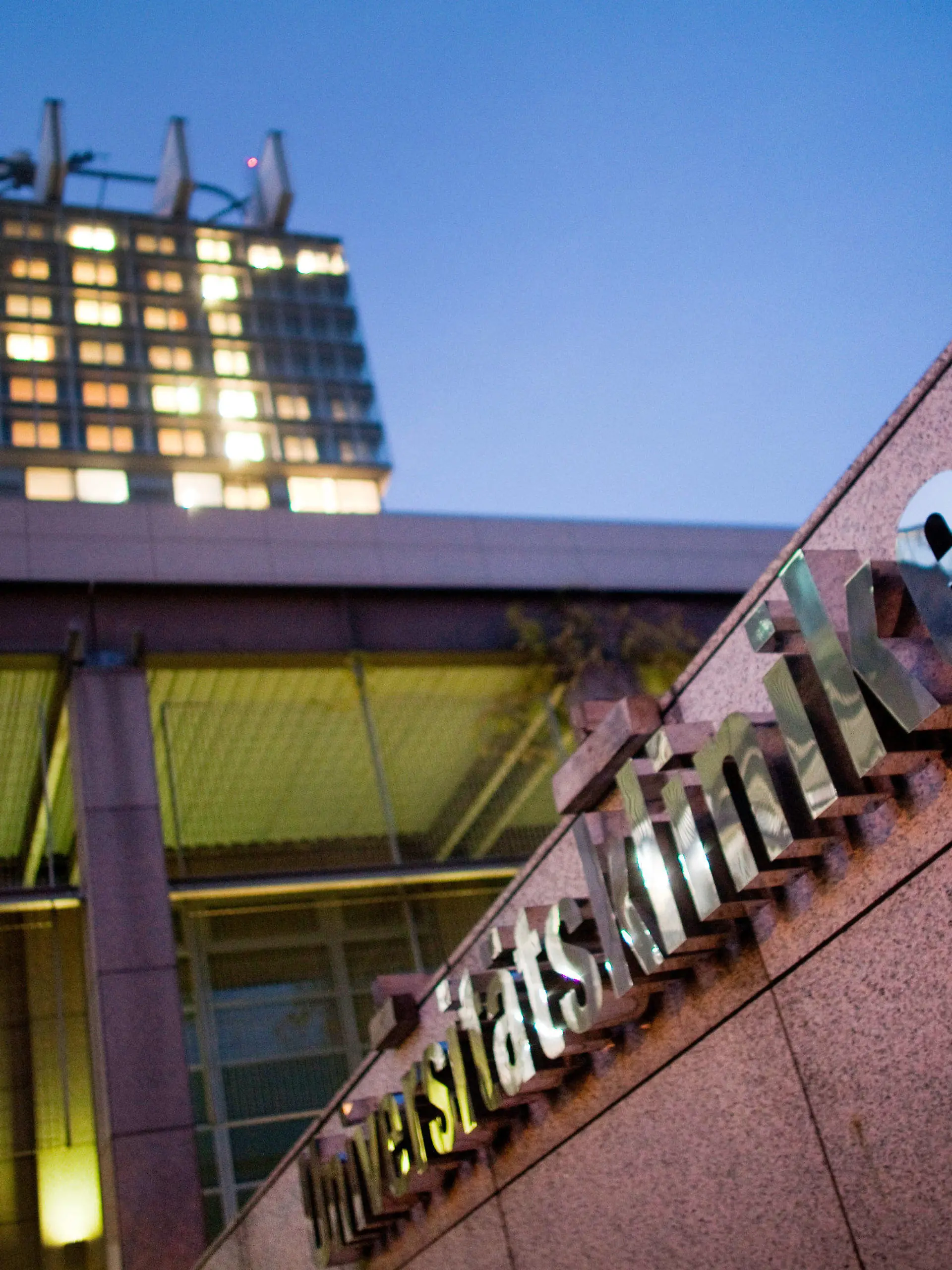 ARCHIV - Blick auf die Universitätskliniken der Stadt Köln am Samstag (19.11.2011). Ein Patient der Uniklinik Köln ist an dem tropischen Lassa-Fieber gestorben. Das bestätigte die Klinik der Deutschen Presse-Agentur am Mittwochabend. Nach Angaben des Krankenhauses war der Patient mit der Diagnose Malaria direkt aus Afrika nach Köln überwiesen worden. Wenige Stunden später sei er gestorben, sagte Sprecher Mügge.  Foto: Rolf Vennenbernd dpa/lnw +++(c) dpa - Bildfunk+++