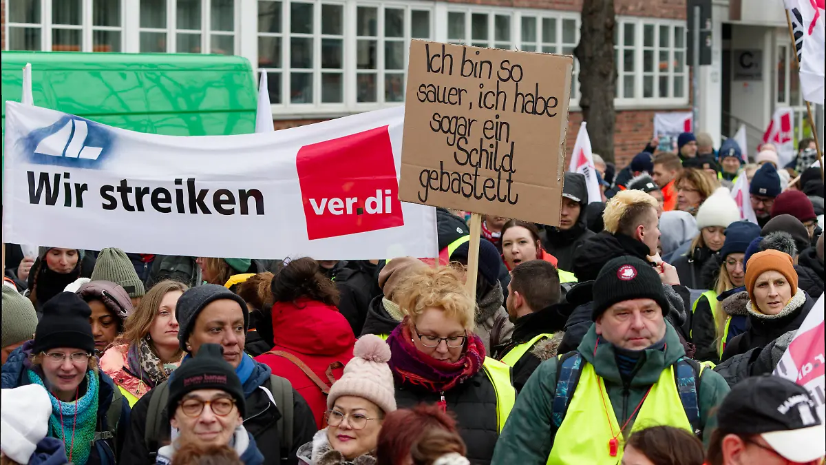 Warnstreik im Öffentlichen Dienst 2023-03-07, Deutschland, Berlin - Zentrale Streikkundgebung der Dienstleistungs-Gewerkschaft Verdi vor der Zentrale der kommunalen Berliner Stadtreinigung. Mit dabei Müllwerker aus Hamburg, Personal der Berliner städtischen Krankenhäuser, Ausubildende, der Berliner Wasserberiebe, Vertreter der Studierenden. Zentrale Forderung: 10,5 % Lohnplus oder 500 Euro mehr pro Monat *** Warning strike in the public service 2023 03 07, Germany, Berlin Central strike rally of the services union Verdi in front of the headquarters of the municipal Berlin city cleaning With it garbage workers from Hamburg, staff of the Berlin municipal hospitals, trainees, the Berlin water companies, representatives of the students C