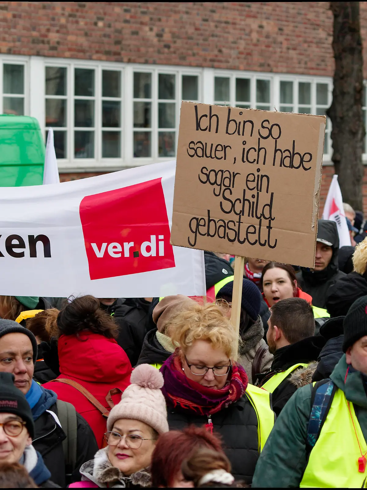 Warnstreik im Öffentlichen Dienst 2023-03-07, Deutschland, Berlin - Zentrale Streikkundgebung der Dienstleistungs-Gewerkschaft Verdi vor der Zentrale der kommunalen Berliner Stadtreinigung. Mit dabei Müllwerker aus Hamburg, Personal der Berliner städtischen Krankenhäuser, Ausubildende, der Berliner Wasserberiebe, Vertreter der Studierenden. Zentrale Forderung: 10,5 % Lohnplus oder 500 Euro mehr pro Monat *** Warning strike in the public service 2023 03 07, Germany, Berlin Central strike rally of the services union Verdi in front of the headquarters of the municipal Berlin city cleaning With it garbage workers from Hamburg, staff of the Berlin municipal hospitals, trainees, the Berlin water companies, representatives of the students C