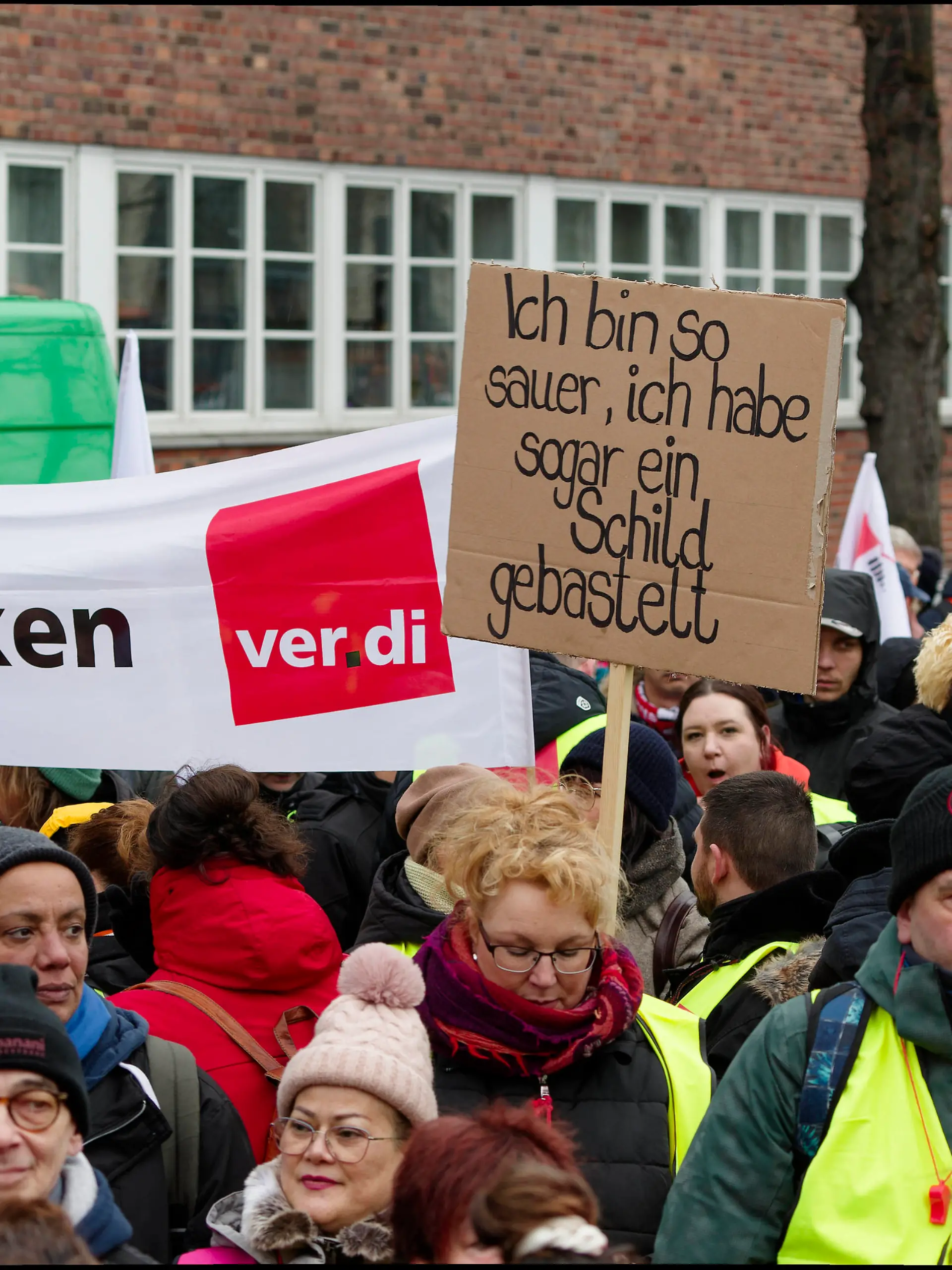 Warnstreik im Öffentlichen Dienst 2023-03-07, Deutschland, Berlin - Zentrale Streikkundgebung der Dienstleistungs-Gewerkschaft Verdi vor der Zentrale der kommunalen Berliner Stadtreinigung. Mit dabei Müllwerker aus Hamburg, Personal der Berliner städtischen Krankenhäuser, Ausubildende, der Berliner Wasserberiebe, Vertreter der Studierenden. Zentrale Forderung: 10,5 % Lohnplus oder 500 Euro mehr pro Monat *** Warning strike in the public service 2023 03 07, Germany, Berlin Central strike rally of the services union Verdi in front of the headquarters of the municipal Berlin city cleaning With it garbage workers from Hamburg, staff of the Berlin municipal hospitals, trainees, the Berlin water companies, representatives of the students C