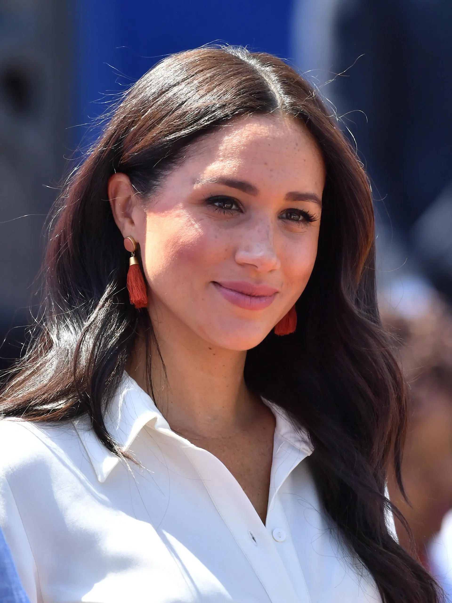 ARCHIV - 02.10.2019, Südafrika, Johannesburg: Meghan, Herzogin von Sussex, kommt zu einem Besuch im Tembisa-Township in der Nähe von Johannesburg an. Der angekündigte Rückzug von Harry und Meghan veranlasst Königin Elizabeth zur Einberufung eines Krisentreffens - es geht um die Zukunft des jungen Paares. (zu dpa Krisensitzung auf dem Lande - Queen ruft Royal-Familie zu sich) Foto: Dominic Lipinski/PA Wire/dpa +++ dpa-Bildfunk +++