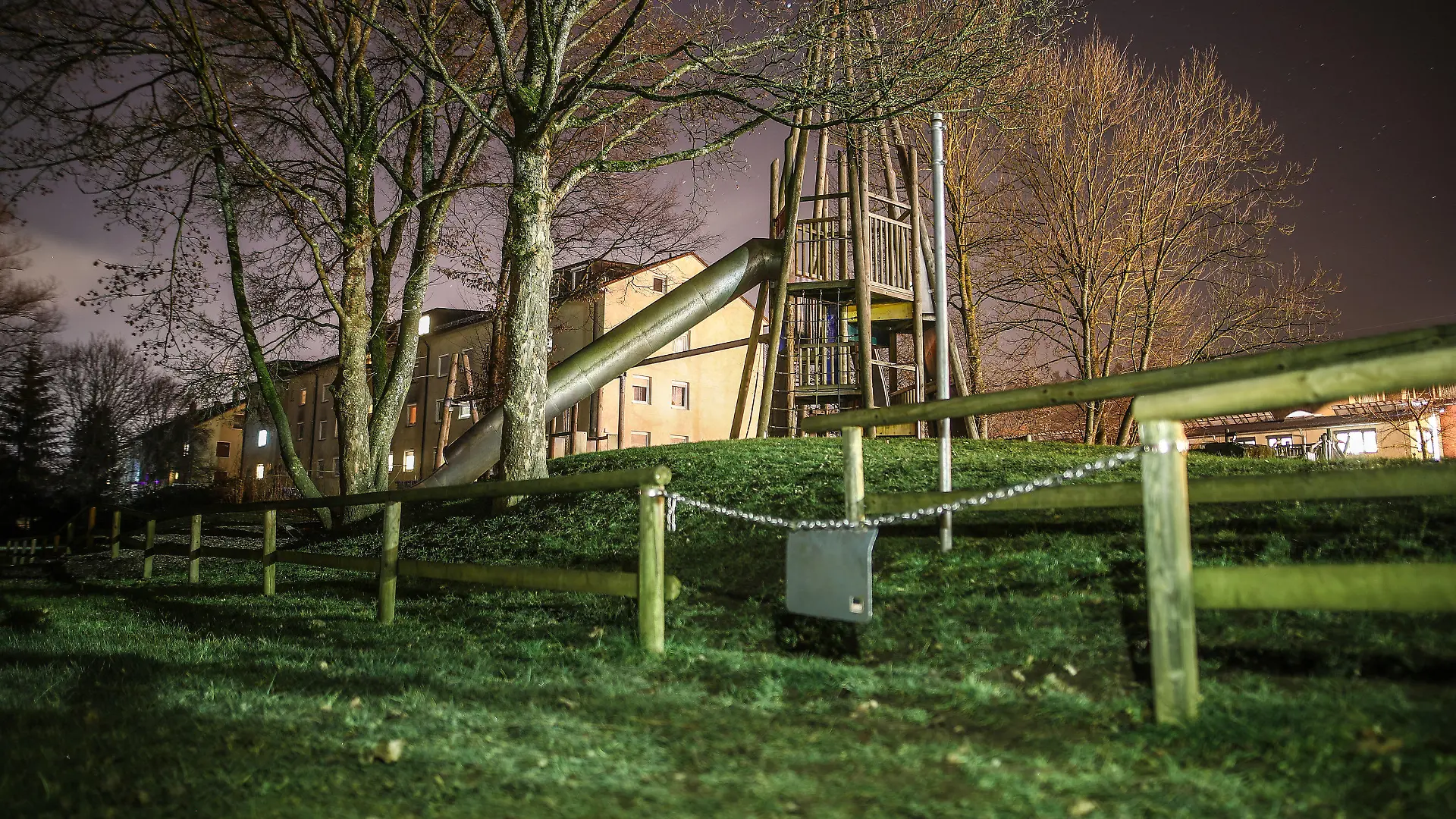 20.01.2020, Baden-Württemberg, Schwäbisch Gmünd: Das Licht von einem Supermarkt fällt auf einen Spielplatz nahe der Rems. Ein dreijähriger Junge, der dort mit seiner Kindergartengruppe gespielt hatte, ist vermutlich in der Rems ertrunken. Foto: Christoph Schmidt/dpa +++ dpa-Bildfunk +++