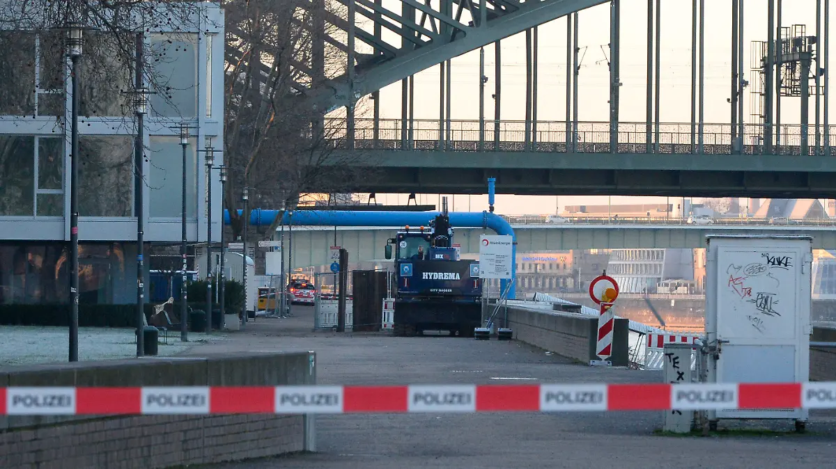 21.01.2020, Nordrhein-Westfalen, Köln: Der Bagger, der die Bombe freigelegt hat, steht vor der Hohenzollernbrücke, bevor die Brücke gesperrt wird, damit eine Weltkriegsbombe ganz in der Nähe entschärft werden kann. Wegen der Entschärfung müssen Reisende und Pendler mit erheblichen Einschränkungen im Bahnverkehr rechnen. Foto: Roberto Pfeil/dpa +++ dpa-Bildfunk +++