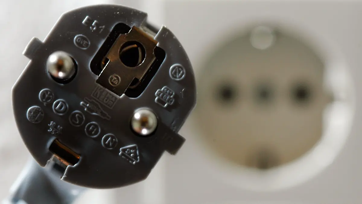 Die Illustration vom Samstag (05.01.2008) zeigt einen herausgezogenen SchuKo-Stecker vor einer Wandsteckdose in Dortmund. Viele Kunden des Billigstromanbieters "E wie einfach" müssen nach einem Zeitungsbericht ab Februar mit höheren Tarifen rechnen. Wie die Zeitung "Bild" (Samstagsausgabe) berichtete, hebt die Tochtergesellschaft des Energiekonzerns E.ON die Grundgebühr für Strom in mindestens 20 Städten beziehungsweise Regionen um bis zu 300 Prozent an. Foto: Bernd Thissen dpa/lnw +++(c) dpa - Bildfunk+++