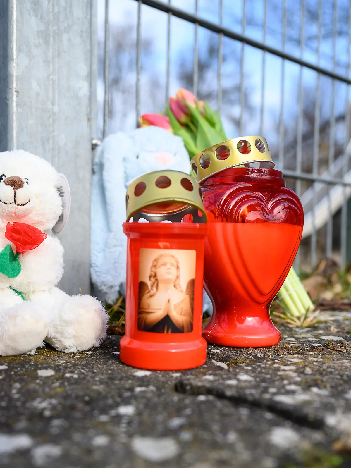 21.01.2020, Baden-Württemberg, Schwäbisch Gmünd: Kerzen, Blumen und Kuscheltiere stehen vor dem Eingang eines Spielplatzes nahe der Rems. Ein dreijähriger Junge, der dort mit seiner Kindergartengruppe gespielt hatte, ist vermutlich in der Rems ertrunken. Foto: Sebastian Gollnow/dpa +++ dpa-Bildfunk +++