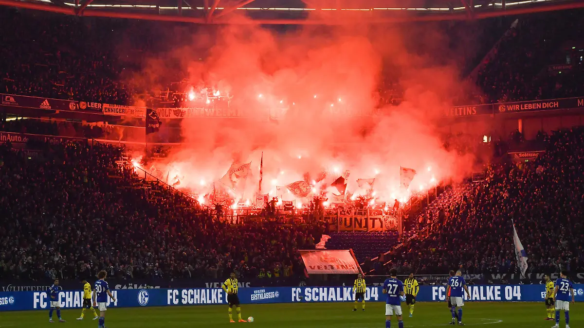 Viele Bengalos im BVB Gästefanblock vor dem Anpfiff 11.03.2023, Fussball GER, Saison 2022 2023, 1. Bundesliga, 24. Spieltag, FC Schalke 04 - Borussia Dortmund 2:2 Gelsenkirchen Veltins Arena Nordrhein Westfalen Deutschland *** Many Bengalos in the BVB guest fan block before kickoff 11 03 2023, football GER, season 2022 2023, 1 Bundesliga, 24 matchday, FC Schalke 04 Borussia Dortmund 2 2 Gelsenkirchen Veltins Arena Nordrhein Westfalen Germany Team2