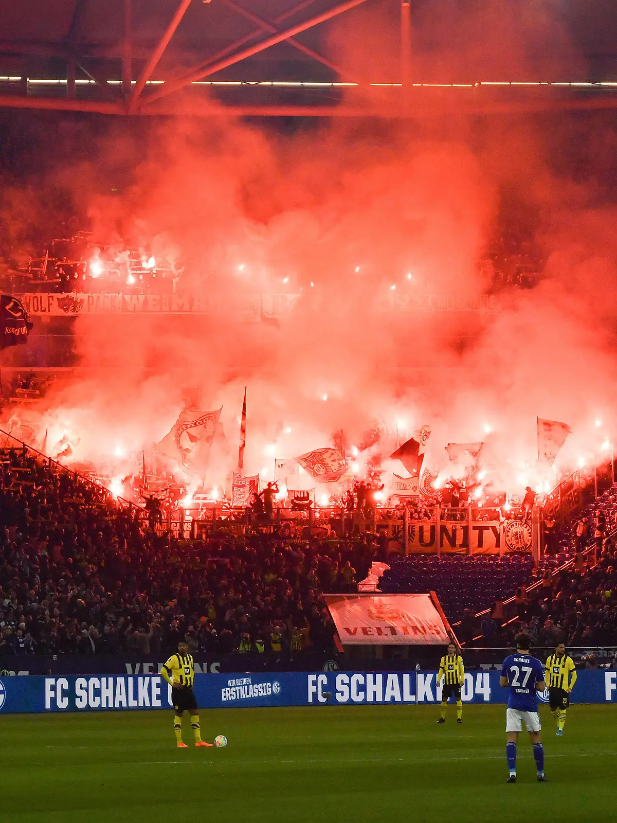 Viele Bengalos im BVB Gästefanblock vor dem Anpfiff 11.03.2023, Fussball GER, Saison 2022 2023, 1. Bundesliga, 24. Spieltag, FC Schalke 04 - Borussia Dortmund 2:2 Gelsenkirchen Veltins Arena Nordrhein Westfalen Deutschland *** Many Bengalos in the BVB guest fan block before kickoff 11 03 2023, football GER, season 2022 2023, 1 Bundesliga, 24 matchday, FC Schalke 04 Borussia Dortmund 2 2 Gelsenkirchen Veltins Arena Nordrhein Westfalen Germany Team2
