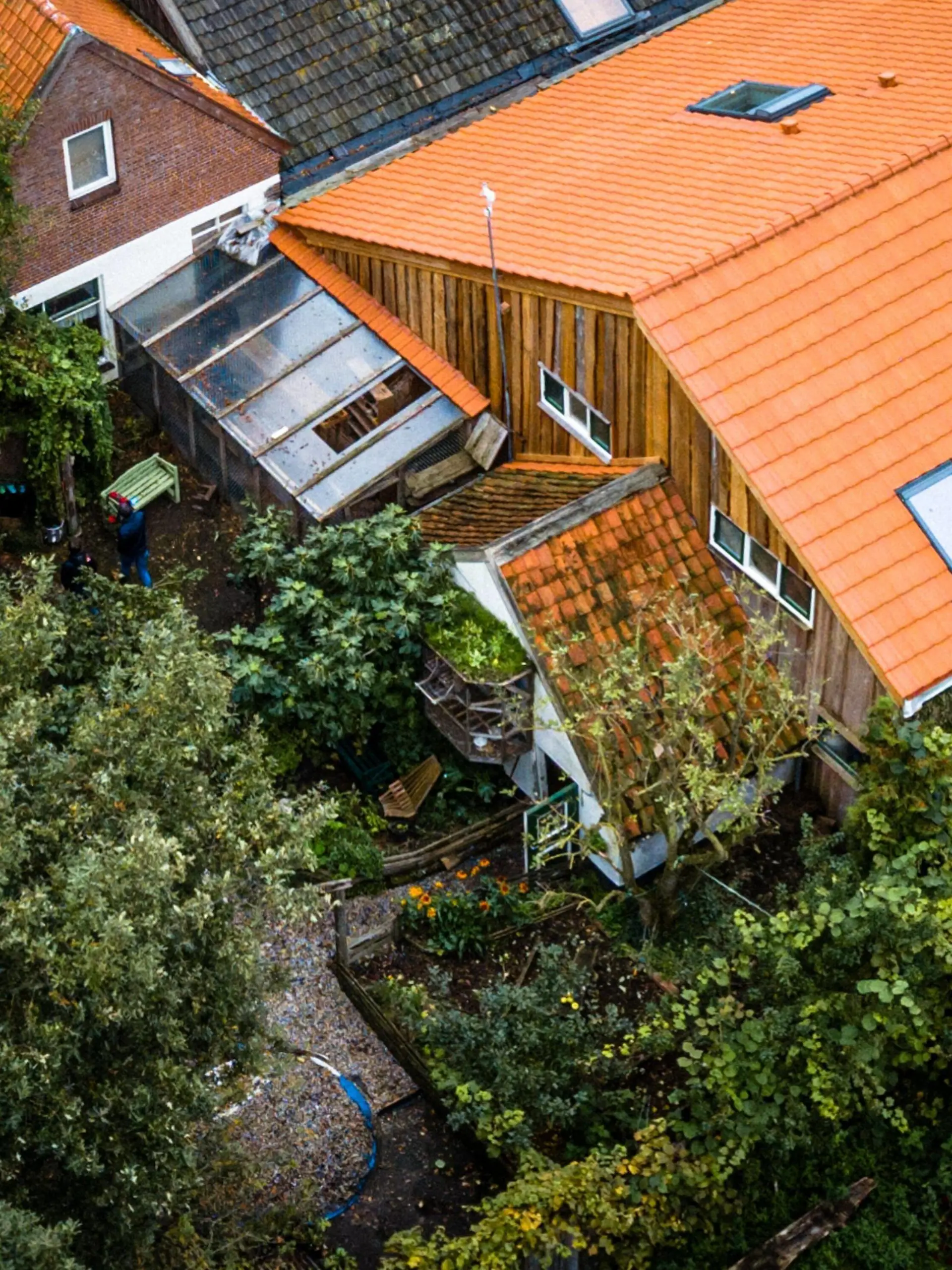  The following text was translated automatically RUINERWOLD - An aerial photo of the farm in Ruinerwold where a father and six children have lived in the basement for years. The family was waiting for the end of time. Photo: Rob Engelaar / Hollandse Hoogte PUBLICATIONxINxGERxSUIxAUTxONLY Copyright: xHollandsexHoogtex/xRobxEngelaarx x400141437x