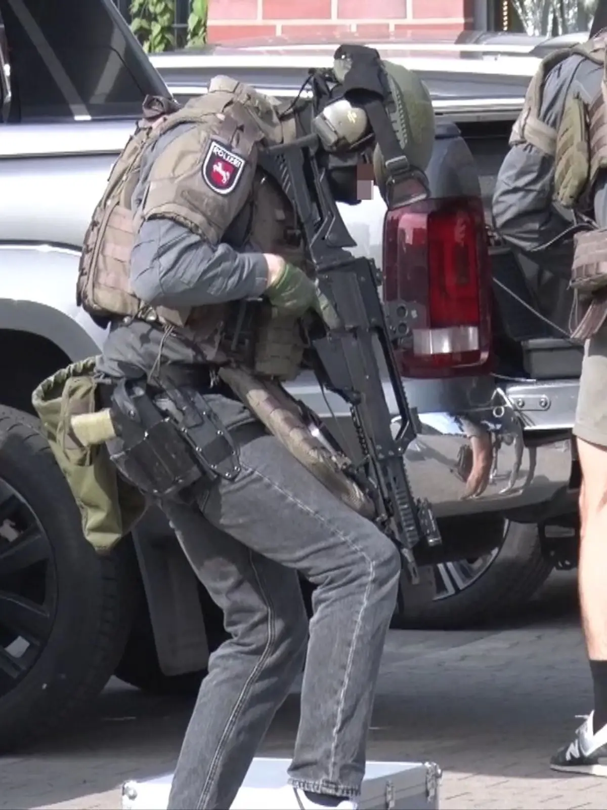 Schwer bewaffnete Einsatzkräfte rücken im Herbst 2023 wegen einer Softair-Waffe an einer Osnabrücker Schule an. (Archivbild)