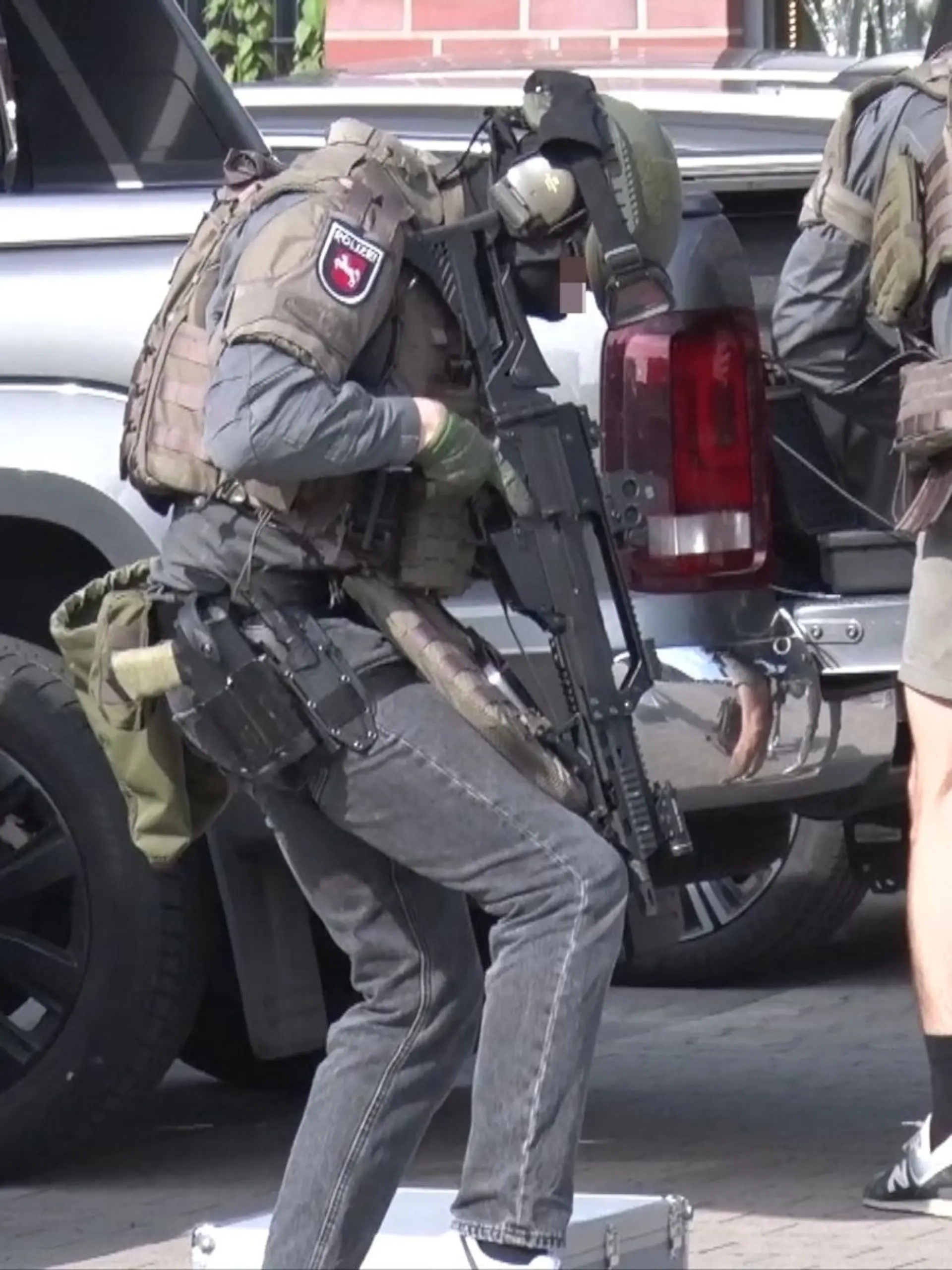 Schwer bewaffnete Einsatzkräfte rücken im Herbst 2023 wegen einer Softair-Waffe an einer Osnabrücker Schule an. (Archivbild)