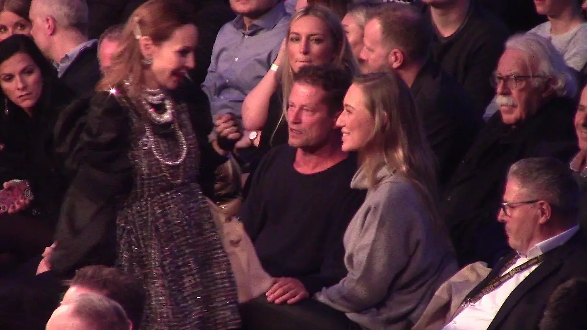 Til Schweiger turtelt mit einer unbekannten Schönheit bei einem Box-Kampf in Hamburg