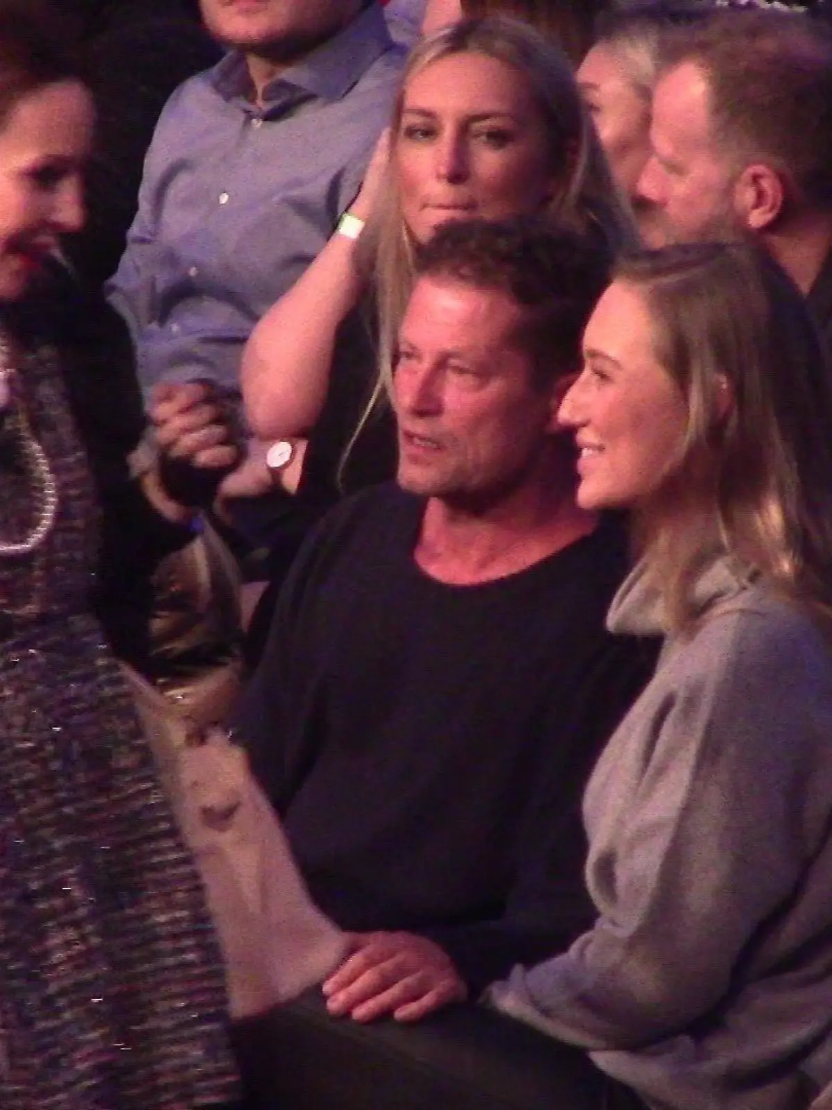 Til Schweiger turtelt mit einer unbekannten Schönheit bei einem Box-Kampf in Hamburg