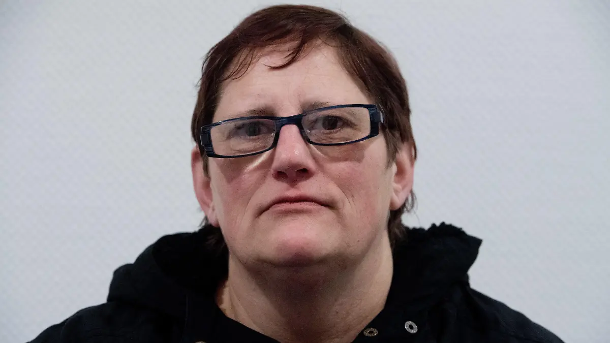 20.01.2020, Mecklenburg-Vorpommern, Greifswald: Steffi K., die Mutter der getöteten Maria, wartet vor Prozessbeginn im Gerichtsgebäude des Amtsgerichtes. Am selben Tag beginnt in Greifswald die Verhandlung gegen die Ex-Freundin des Mörders von Maria aus Zinnowitz wegen Strafvereitelung. Der Prozess um die Ermordung der schwangeren Maria vor dem Landgericht Stralsund hatte wegen der Brutalität der Tat Aufsehen erregt. Die zur Tatzeit im März vergangenen Jahres 19 und 21 Jahre alten Männer hatten sich laut Urteil zur Tat verabredet, weil sie einen Menschen sterben sehen wollten. Foto: Stefan Sauer/dpa - ACHTUNG: Nur zur redaktionellen Verwendung im Zusammenhang mit der aktuellen Berichterstattung und nur mit vollständiger Nennung des vorstehenden Credits +++ dpa-Bildfunk +++