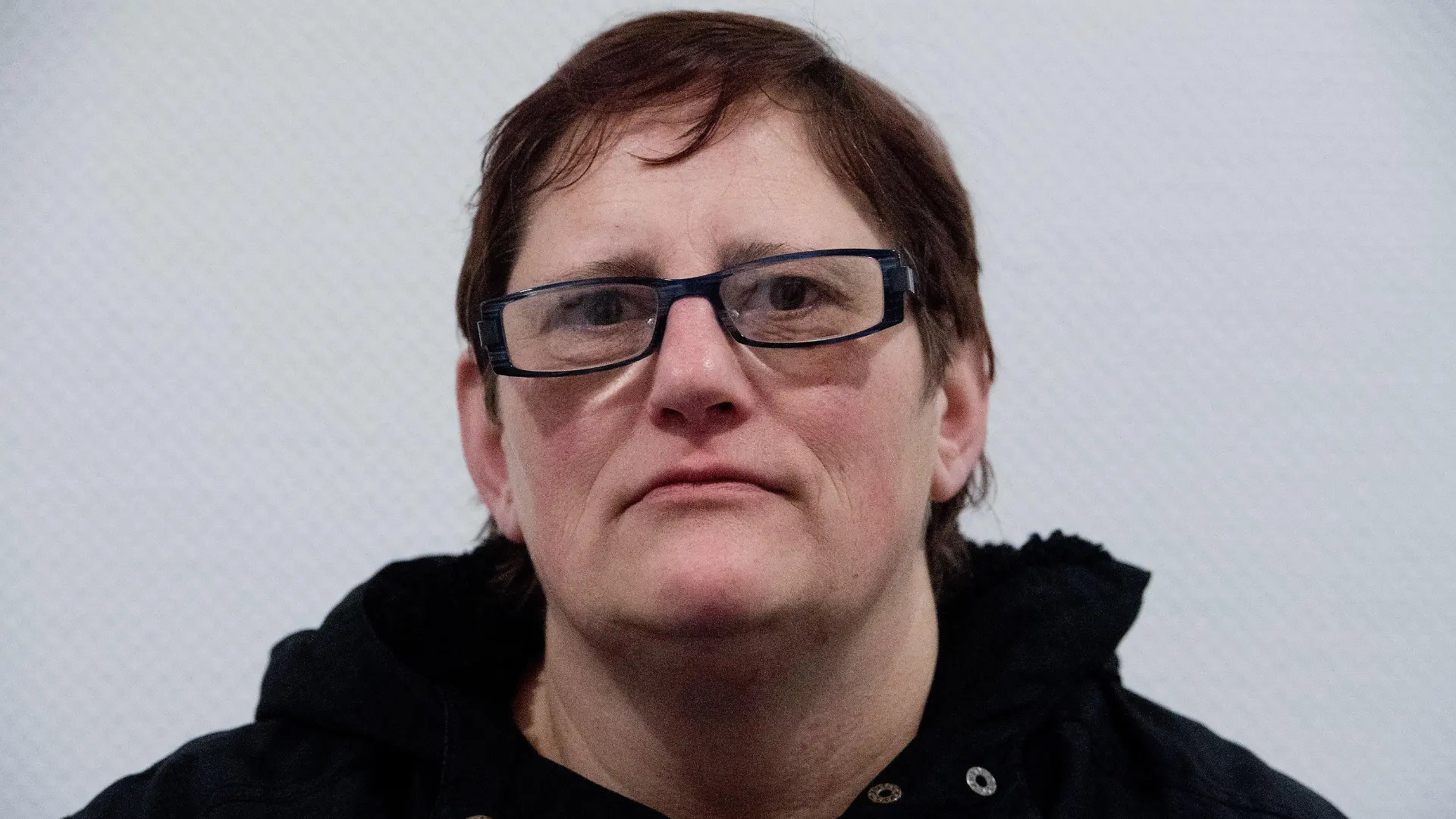 20.01.2020, Mecklenburg-Vorpommern, Greifswald: Steffi K., die Mutter der getöteten Maria, wartet vor Prozessbeginn im Gerichtsgebäude des Amtsgerichtes. Am selben Tag beginnt in Greifswald die Verhandlung gegen die Ex-Freundin des Mörders von Maria aus Zinnowitz wegen Strafvereitelung. Der Prozess um die Ermordung der schwangeren Maria vor dem Landgericht Stralsund hatte wegen der Brutalität der Tat Aufsehen erregt. Die zur Tatzeit im März vergangenen Jahres 19 und 21 Jahre alten Männer hatten sich laut Urteil zur Tat verabredet, weil sie einen Menschen sterben sehen wollten. Foto: Stefan Sauer/dpa - ACHTUNG: Nur zur redaktionellen Verwendung im Zusammenhang mit der aktuellen Berichterstattung und nur mit vollständiger Nennung des vorstehenden Credits +++ dpa-Bildfunk +++