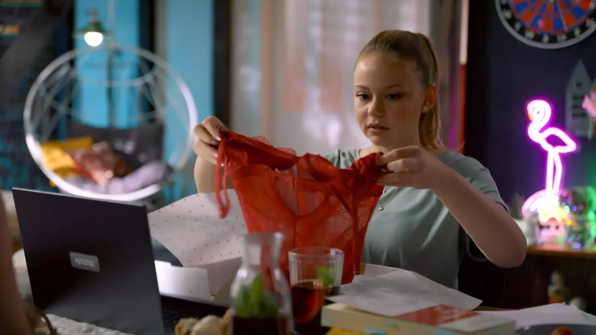 Ronja entdeckt verräterische Dessous „Unter uns“-Folge vom 18.07.25 auf RTL+