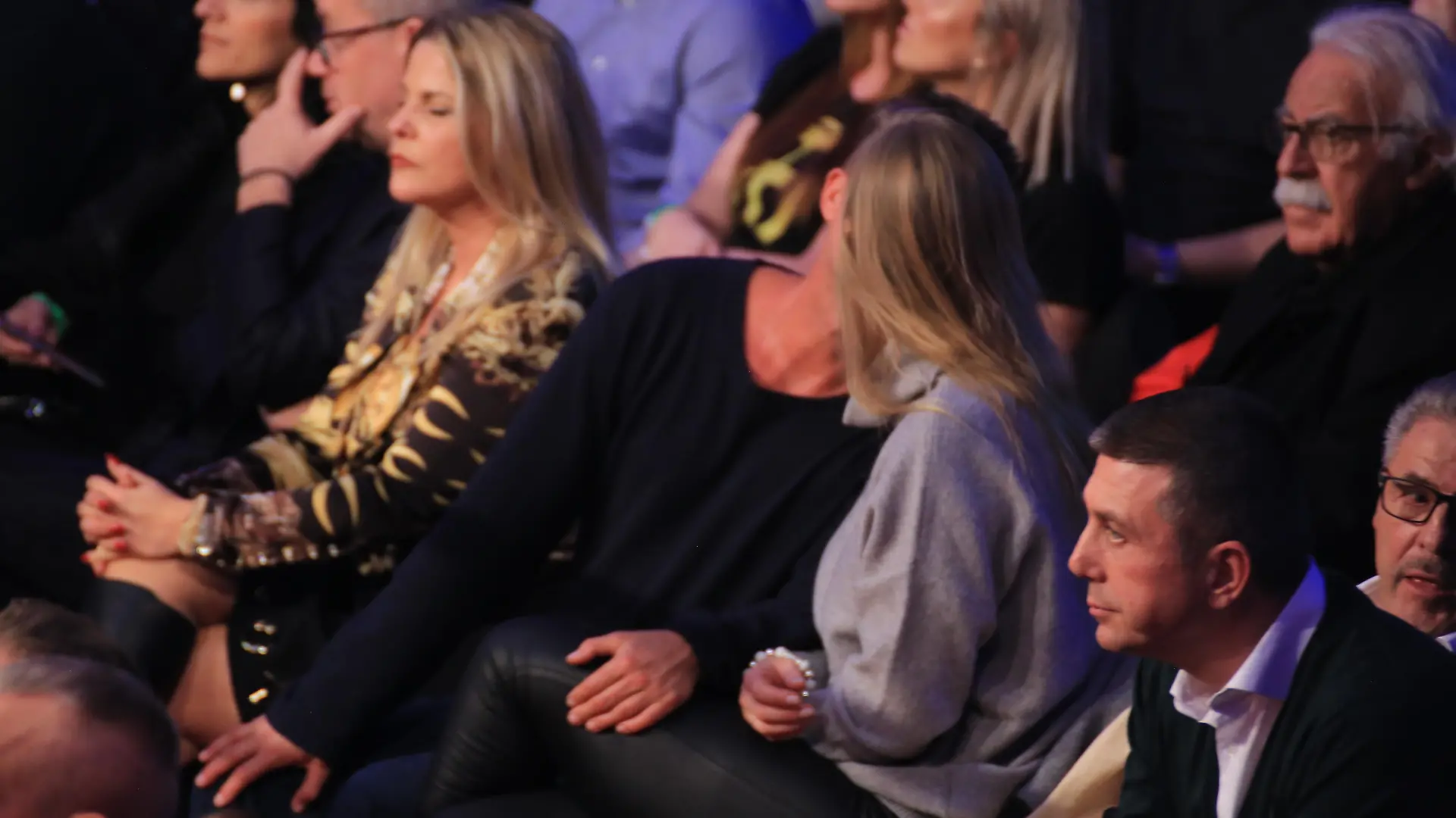 Til Schweiger und eine schöne Unbekannte beim Box-Kampf in Hamburg