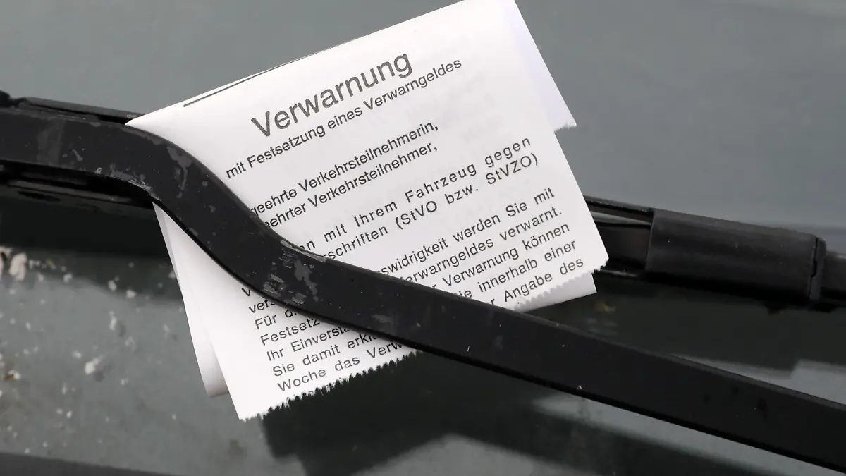 ARCHIV - 14.02.2019, Rostock: Ein "Knöllchen" für einen Falschparker ist unter dessen Scheibenwischer geklemmt. Kommunen dürfen keine privaten Dienstleister zur Verkehrsüberwachung einsetzen. Das geht aus einer Entscheidung des Oberlandesgerichts (OLG) Frankfurt vom Montag hervor. Foto: Bernd Wüstneck/dpa +++ dpa-Bildfunk +++