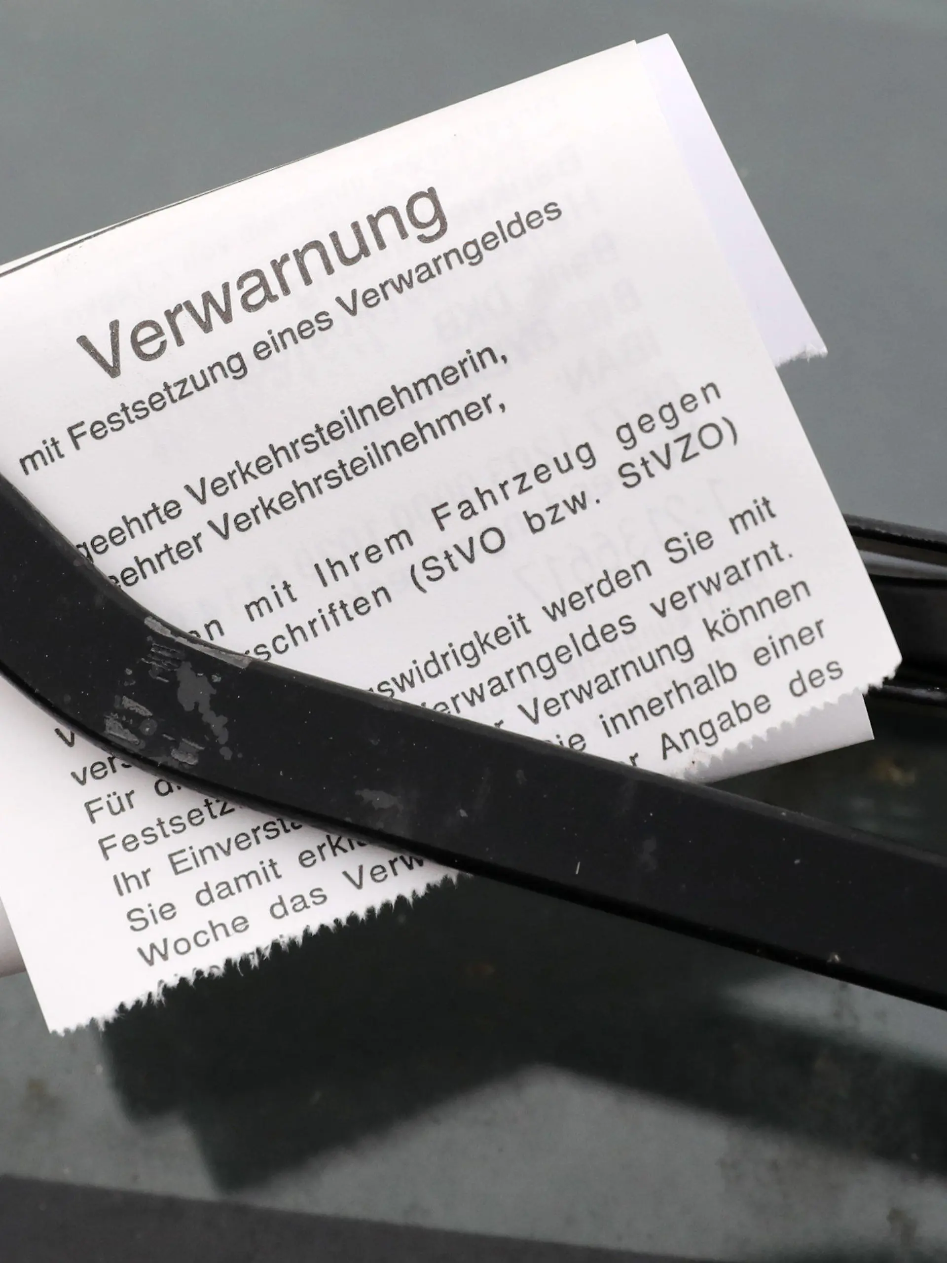 ARCHIV - 14.02.2019, Rostock: Ein "Knöllchen" für einen Falschparker ist unter dessen Scheibenwischer geklemmt. Kommunen dürfen keine privaten Dienstleister zur Verkehrsüberwachung einsetzen. Das geht aus einer Entscheidung des Oberlandesgerichts (OLG) Frankfurt vom Montag hervor. Foto: Bernd Wüstneck/dpa +++ dpa-Bildfunk +++