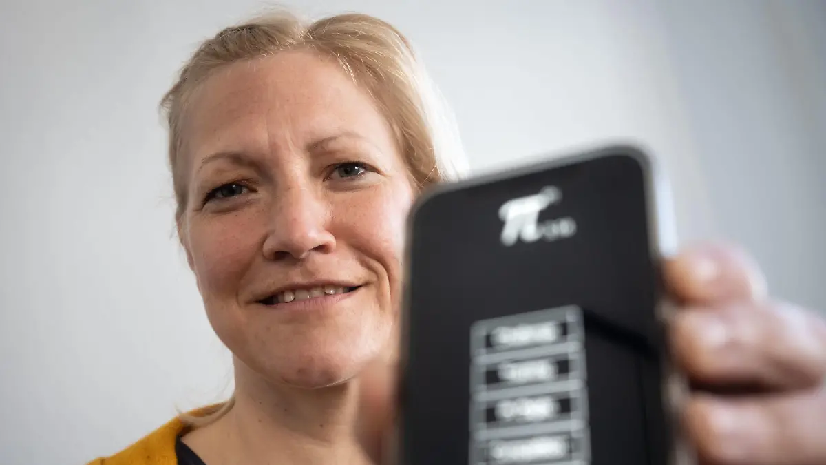 ARCHIV - 10.03.2022, Hessen, Frankfurt/Main: Polizei-Hauptkommissarin Susanne Hippauf zeigt in ihrem Wohnzimmer im Stadtteil Bockenheim eine App auf dem Handy für ihr Gedächtnistraining der Nachkommastellen der Kreiszahl Pi. Die 41-Jährige kann sich eine Zahlenfolge mit mehr als 15.000 Stellen merken. (zu dpa "Rekord: Gedächtniskünstlerin zählt mehr als 15.000 Pi-Ziffern auf") Foto: Frank Rumpenhorst/dpa +++ dpa-Bildfunk +++