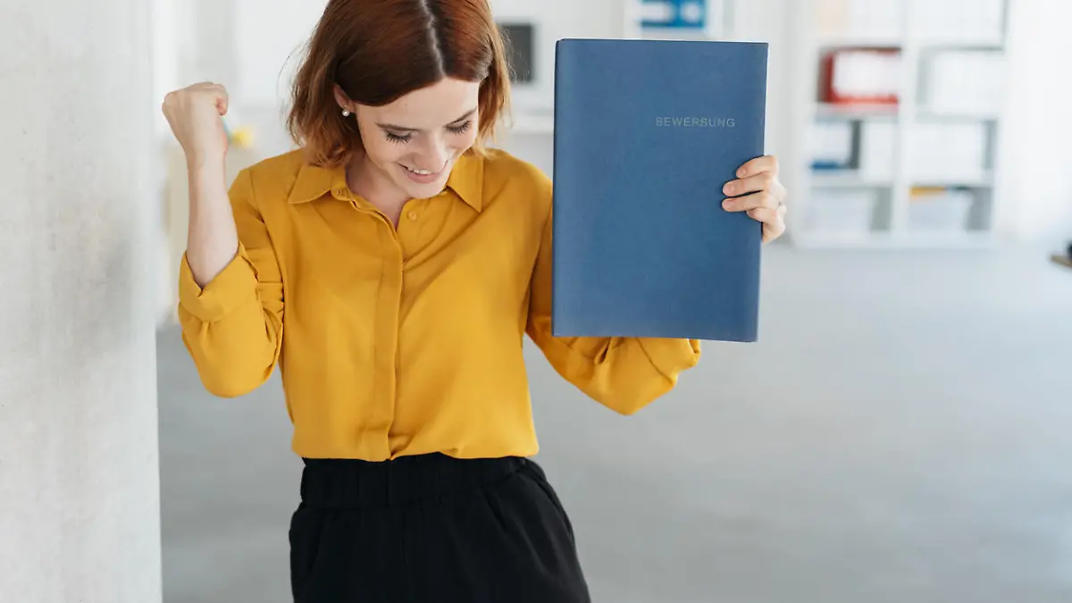 Frau mit perfekter Bewerbung