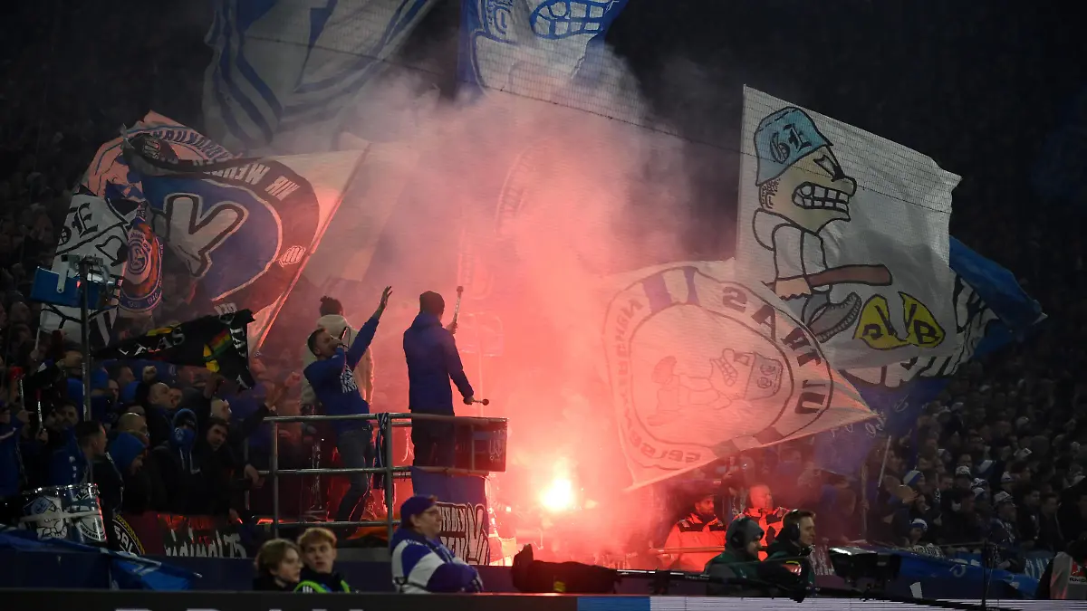 Stimmung in der Schalker Nordkurve 11.03.2023, Fussball GER, Saison 2022 2023, 1. Bundesliga, 24. Spieltag, FC Schalke 04 - Borussia Dortmund 2:2 Gelsenkirchen Veltins Arena Nordrhein Westfalen Deutschland *** Atmosphere in the Schalker Nordkurve 11 03 2023, football GER, season 2022 2023, 1 Bundesliga, 24 matchday, FC Schalke 04 Borussia Dortmund 2 2 Gelsenkirchen Veltins Arena Nordrhein Westfalen Germany Team2