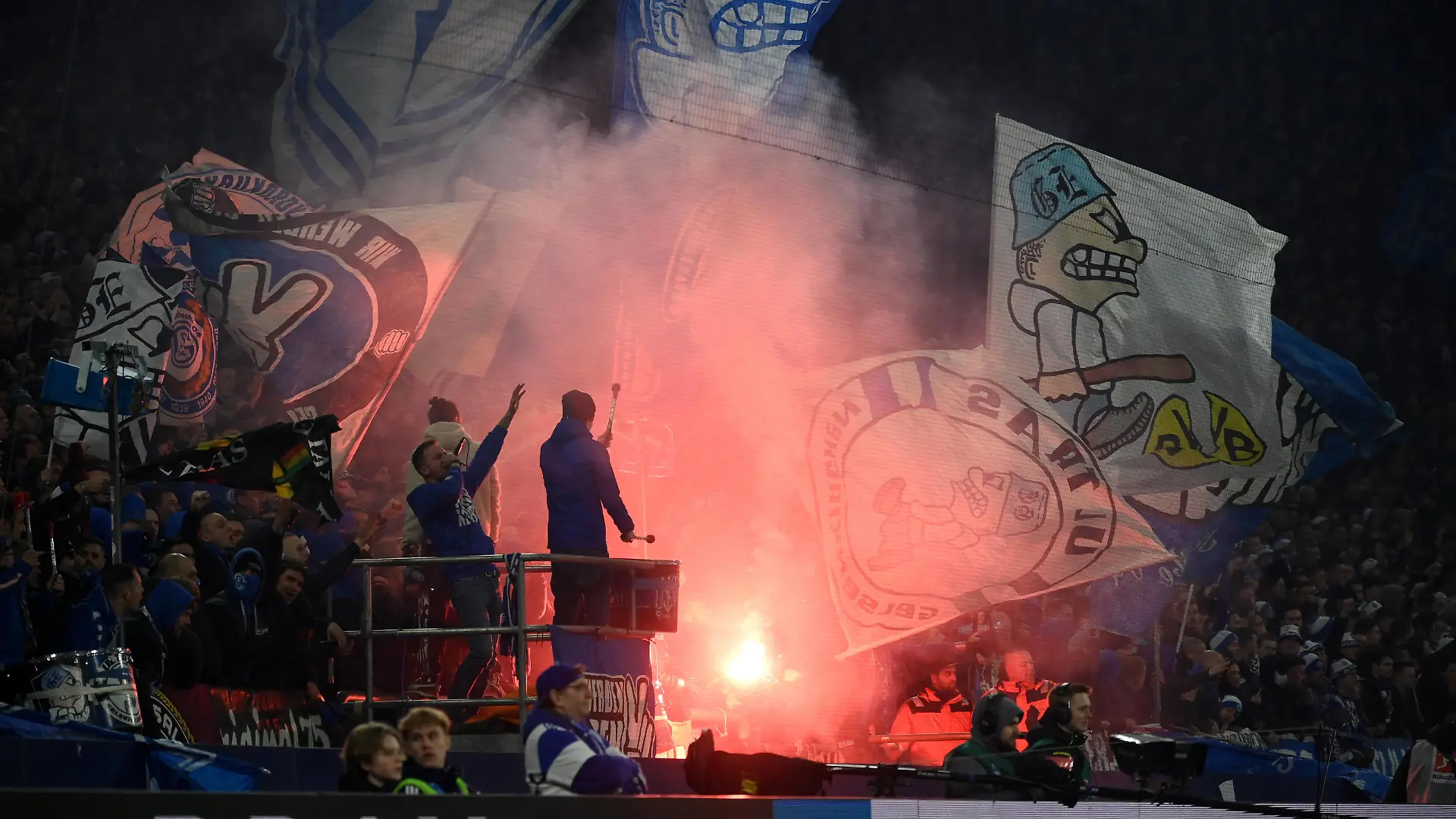 Stimmung in der Schalker Nordkurve 11.03.2023, Fussball GER, Saison 2022 2023, 1. Bundesliga, 24. Spieltag, FC Schalke 04 - Borussia Dortmund 2:2 Gelsenkirchen Veltins Arena Nordrhein Westfalen Deutschland *** Atmosphere in the Schalker Nordkurve 11 03 2023, football GER, season 2022 2023, 1 Bundesliga, 24 matchday, FC Schalke 04 Borussia Dortmund 2 2 Gelsenkirchen Veltins Arena Nordrhein Westfalen Germany Team2