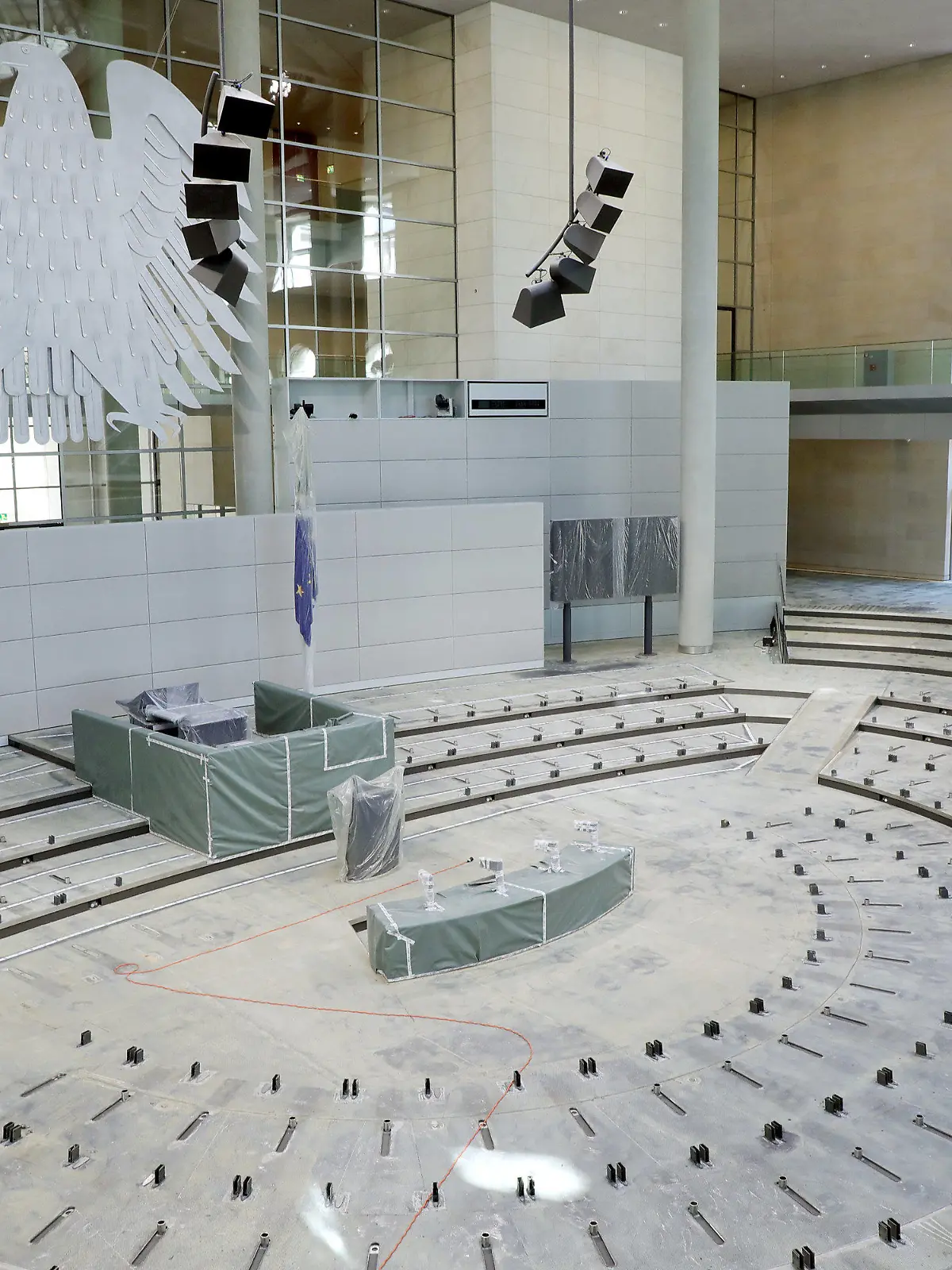18.07.2019, Berlin: Ohne Stuhlreihen und Teppichboden zeigt sich der Plenarsaal im Deutschen Bundestag. Während der Sommerpause wird das Plenum im Reichstagsgebäude umgebaut. Foto: Wolfgang Kumm/dpa +++ dpa-Bildfunk +++