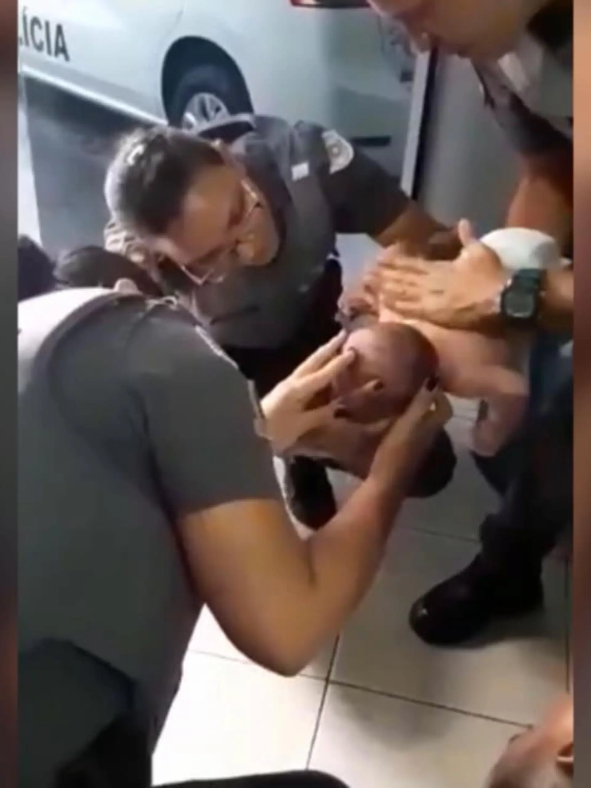 Bild zu: "Beamte retten Baby vor dem Ersticken"