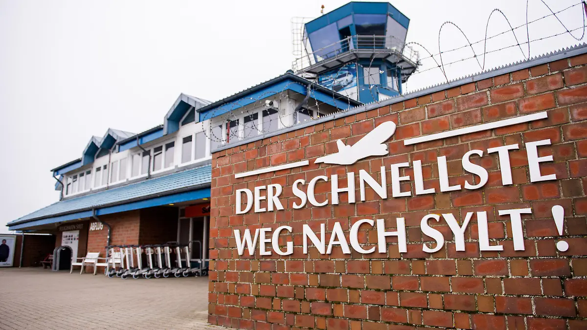 ARCHIV - 18.02.2017, Schleswig-Holstein, Westerland/Sylt: Blick auf das Terminal des Sylter Flughafens. Der Parteichef der Linken, M. Schirdewan, spricht sich dafür aus, klimaschädliche Flüge mit Privatjets einzudämmen. (zu dpa "Linken-Chef prangert Privatjet-Flüge an - «Generell etwas ändern») Foto: Daniel Bockwoldt/dpa +++ dpa-Bildfunk +++