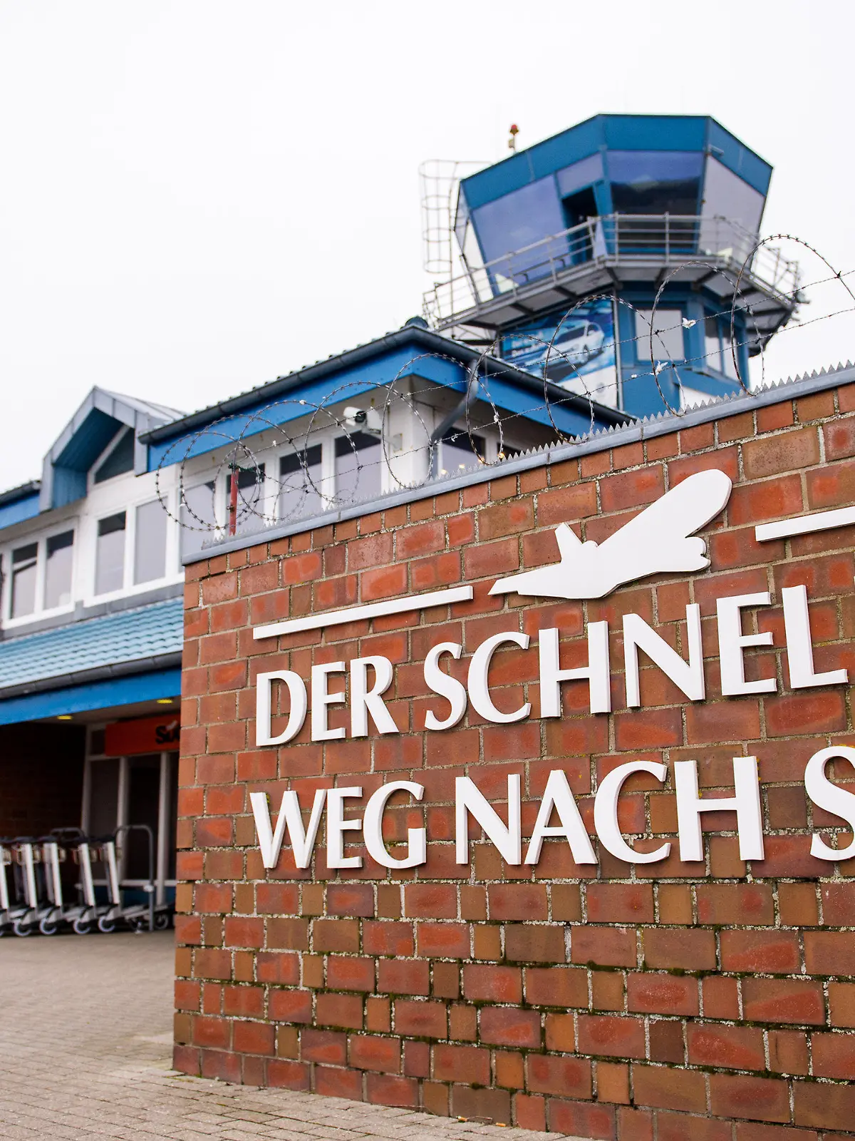 ARCHIV - 18.02.2017, Schleswig-Holstein, Westerland/Sylt: Blick auf das Terminal des Sylter Flughafens. Der Parteichef der Linken, M. Schirdewan, spricht sich dafür aus, klimaschädliche Flüge mit Privatjets einzudämmen. (zu dpa "Linken-Chef prangert Privatjet-Flüge an - «Generell etwas ändern») Foto: Daniel Bockwoldt/dpa +++ dpa-Bildfunk +++