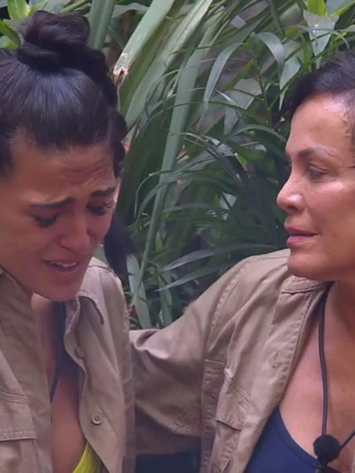 Elena weint, weil Sonja Kirchberger das Dschungelcamp verlassen muss.