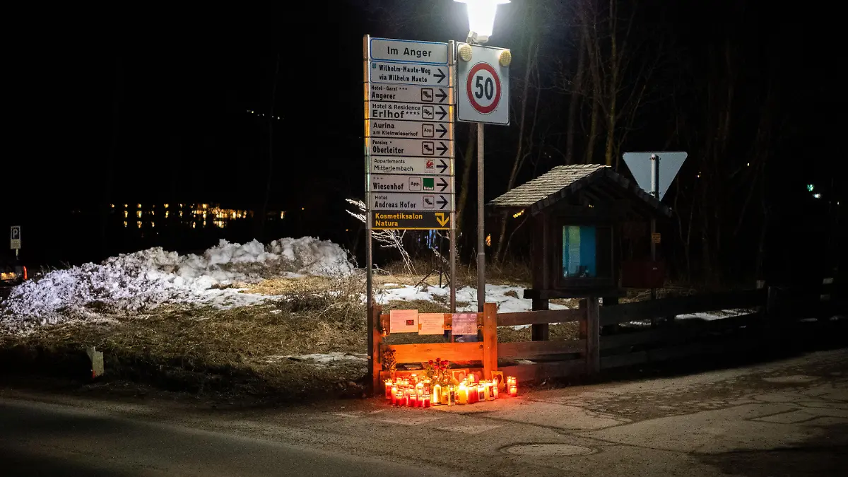 05.01.2020, Italien, Luttach: Blumen und Kerzen stehen am Ort des Unfalls nach Sonnenuntergang. Ein Auto war in eine Gruppe Urlauber gefahren und hat dabei sechs junge Deutsche getötet. Foto: Lino Mirgeler/dpa +++ dpa-Bildfunk +++