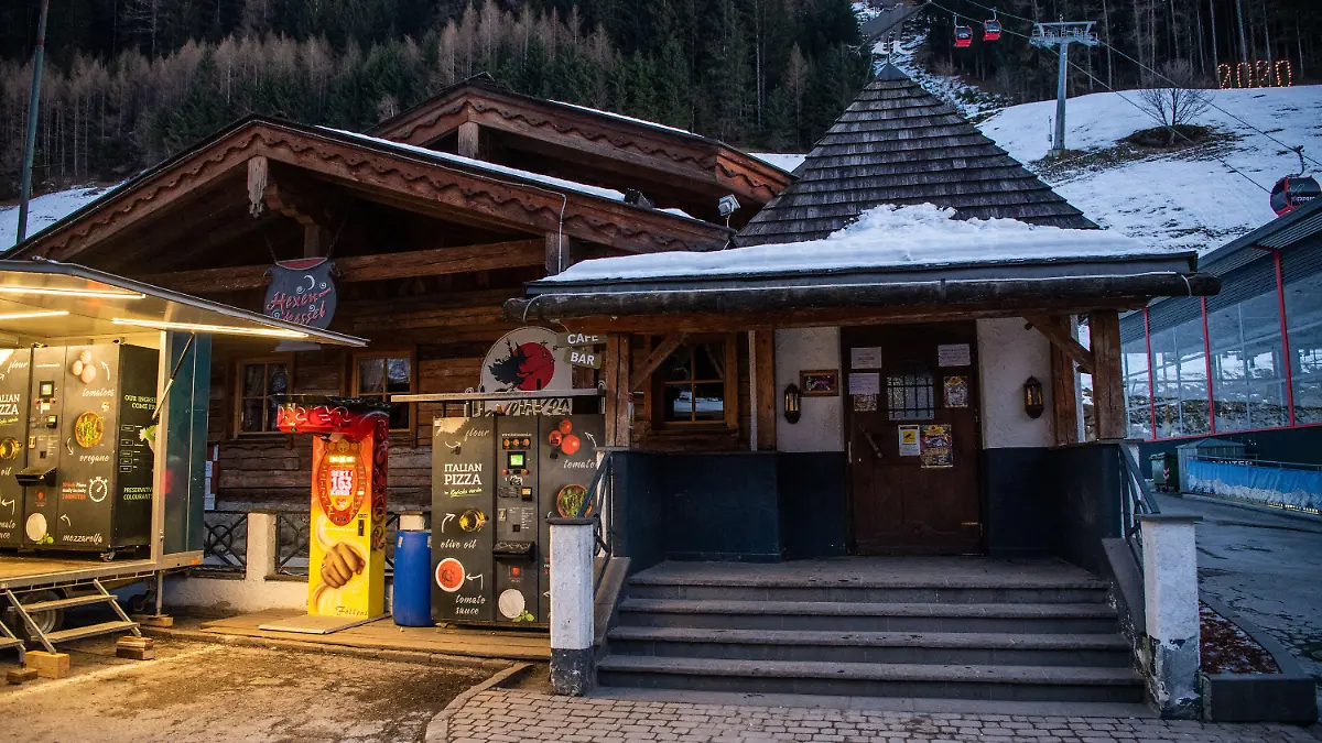 05.01.2020, Italien, Luttach: Die Bar «Hexenkessel» ist nach dem Tag des Unfalls geschlossen, mit einer Notiz an der Eingangstür. Ein Auto war in eine Gruppe Urlauber gefahren, die vom Feiern kamen, und hat dabei sechs Menschen getötet. Foto: Lino Mirgeler/dpa +++ dpa-Bildfunk +++