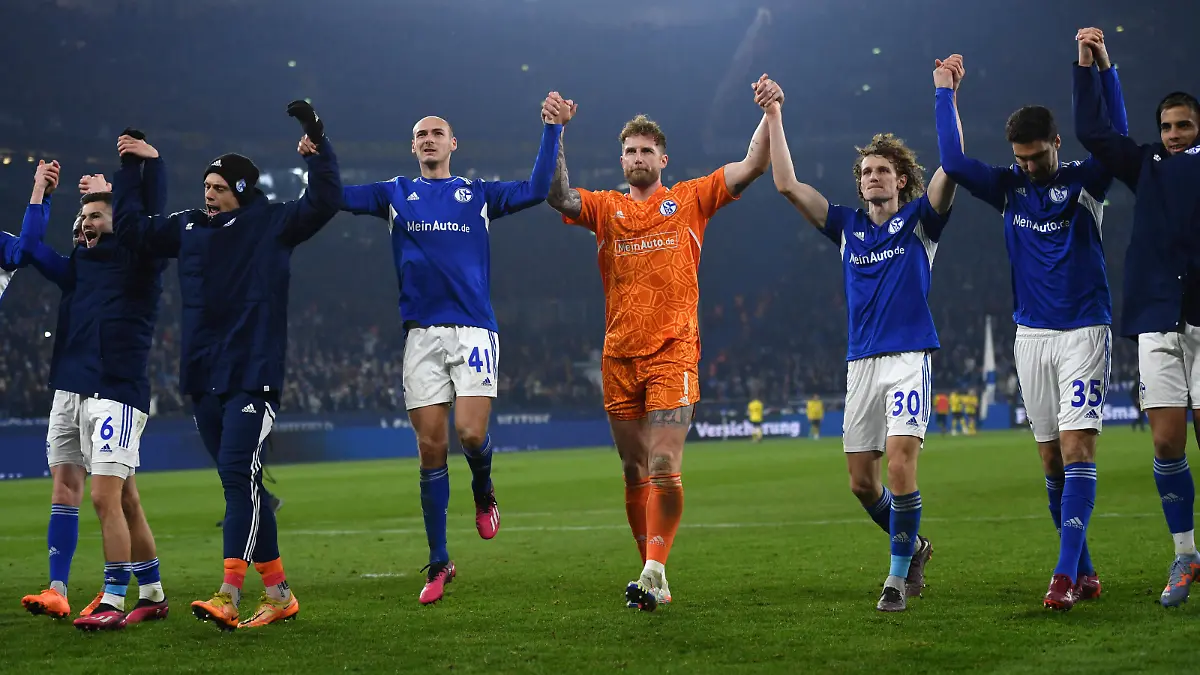 Schalkes Spieler feiern den Sieg, mitte Torwart Ralf Fährmann Schalke 04, links daneben Henning Matriciani FC Schalke 04 11.03.2023, Fussball GER, Saison 2022 2023, 1. Bundesliga, 24. Spieltag, FC Schalke 04 - Borussia Dortmund 2:2 Gelsenkirchen Veltins Arena Nordrhein Westfalen Deutschland *** Schalke players celebrate victory, center goalkeeper Ralf Fährmann Schalke 04 , left side Henning Matriciani FC Schalke 04 11 03 2023, Football GER, Season 2022 2023, 1 Bundesliga, Matchday 24, FC Schalke 04 Borussia Dortmund 2 2 Gelsenkirchen Veltins Arena Nordrhein Westfalen Germany Team2
