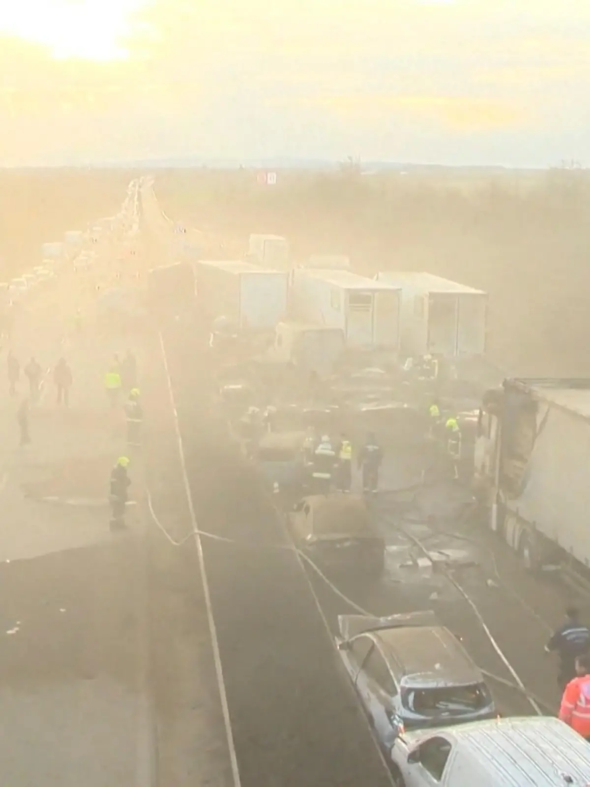 Nach einem schweren Staubsturm auf einer ungarischen Autobahn sind bei einer Massenkarambolage 19 Fahrzeuge in Brand geraten.
