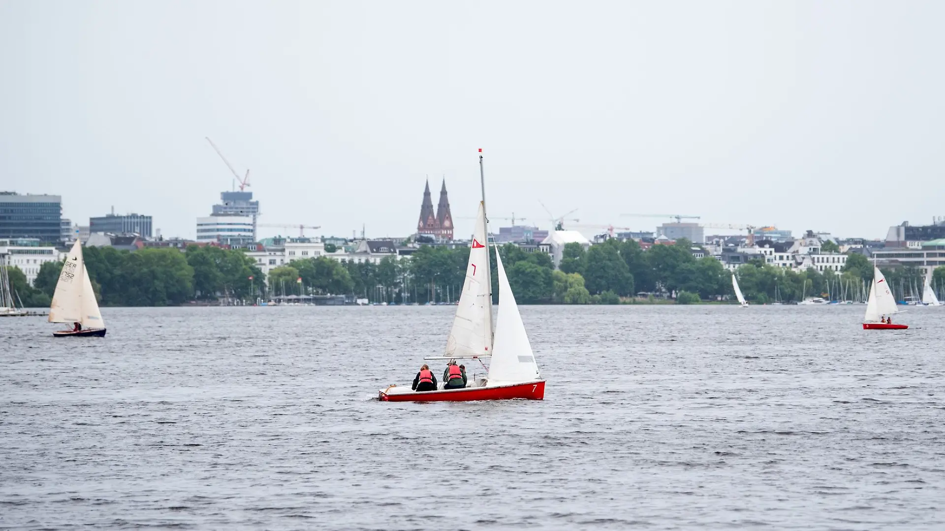 In der Außenalster wurde eine Leiche entdeckt. (Archivbild)
