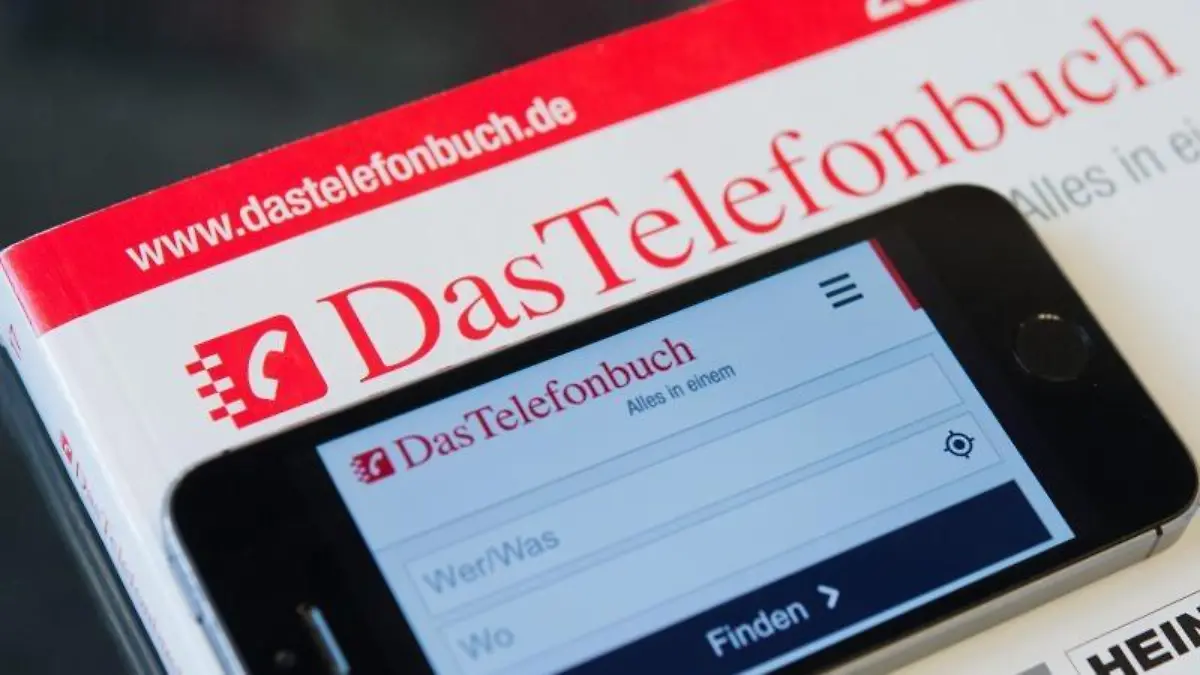 Hilfreich oder Altpapier? Telefonbücher im digitalen Zeitalter. Foto: Julian Stratenschulte