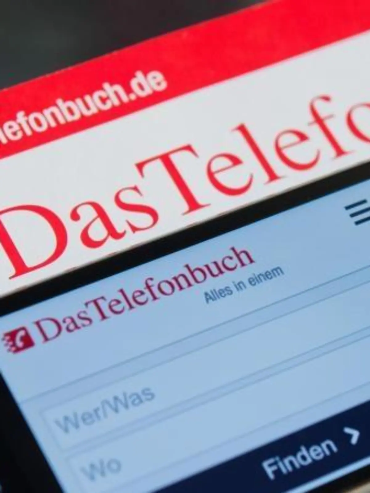 Hilfreich oder Altpapier? Telefonbücher im digitalen Zeitalter. Foto: Julian Stratenschulte