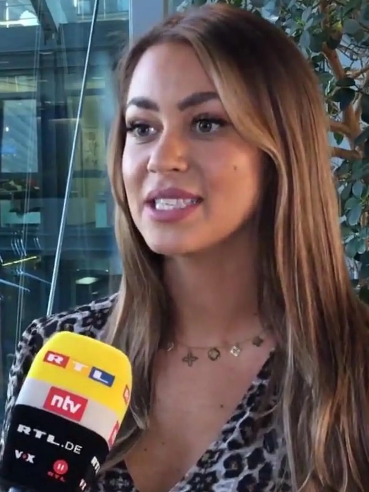 Jessica Paszka spricht über Tinder.