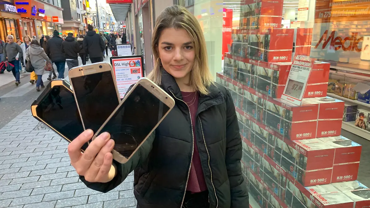 Redakteurin Anna mit ihren alten Smartphones