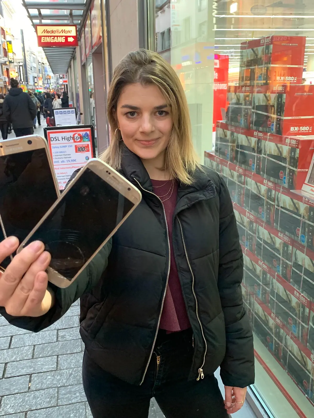 Redakteurin Anna mit ihren alten Smartphones